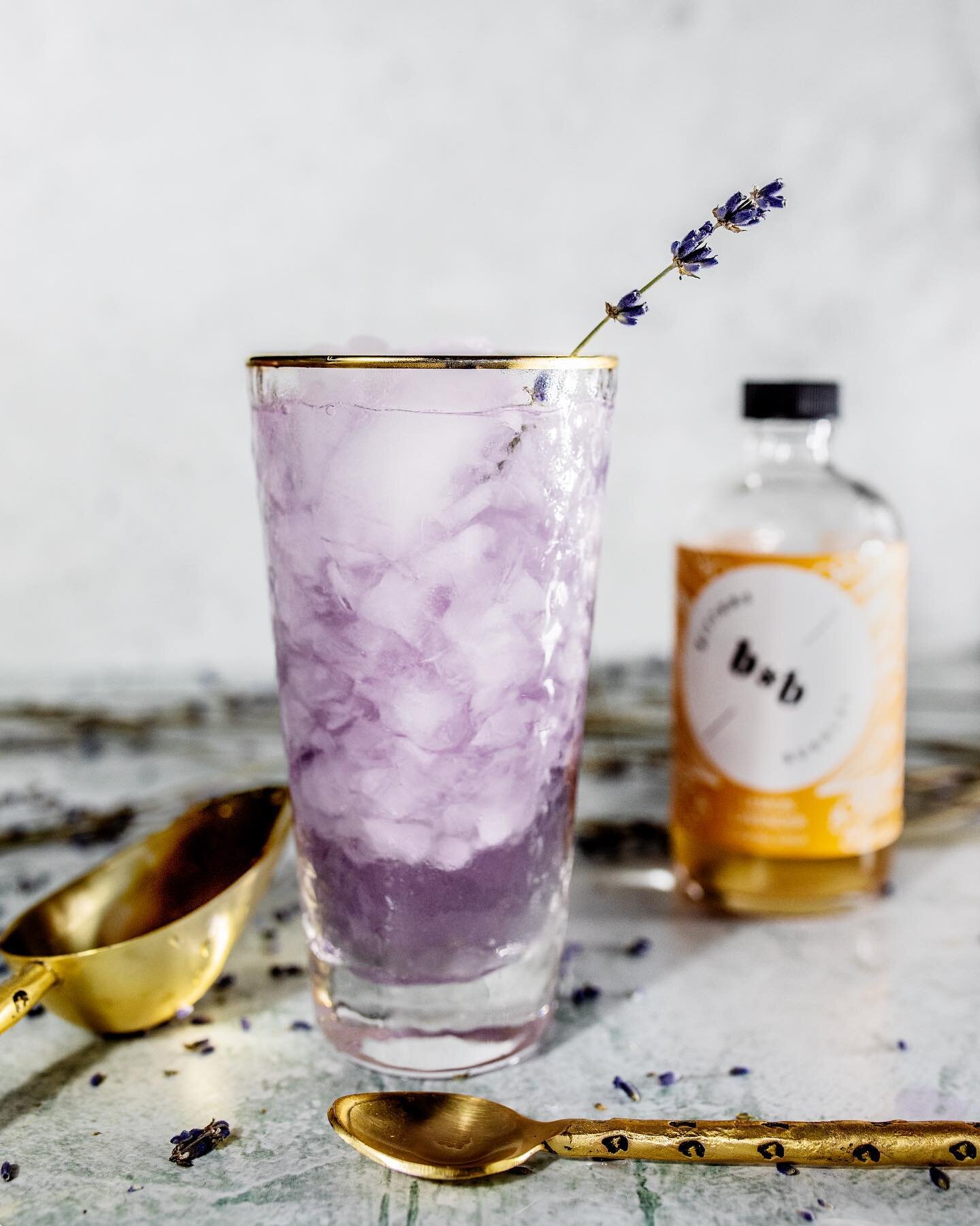 Sipping on a Lavender Lemonade Cocktail on this warm day hits oh so perfectly 😌😌 In case you missed the easy recipe&hellip;.

You'll need:
2 oz of @empress1908gin
1.5 oz @bittersandbubbles Lemon Lavender Syrup
Ice
Tonic water
What you'll do:
Pour g