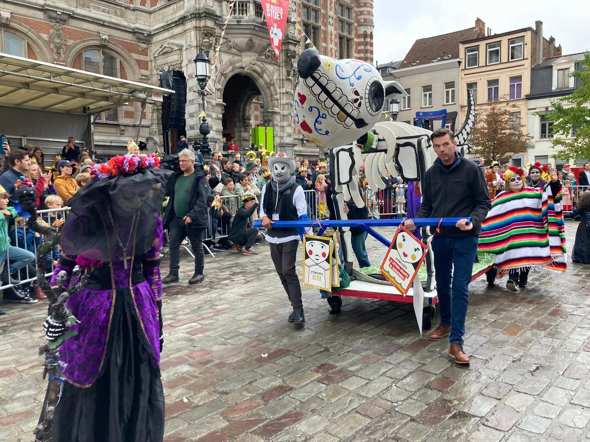 Xolo reuzenstoet borgerhout moorkensplein aankomst 2022.jpg