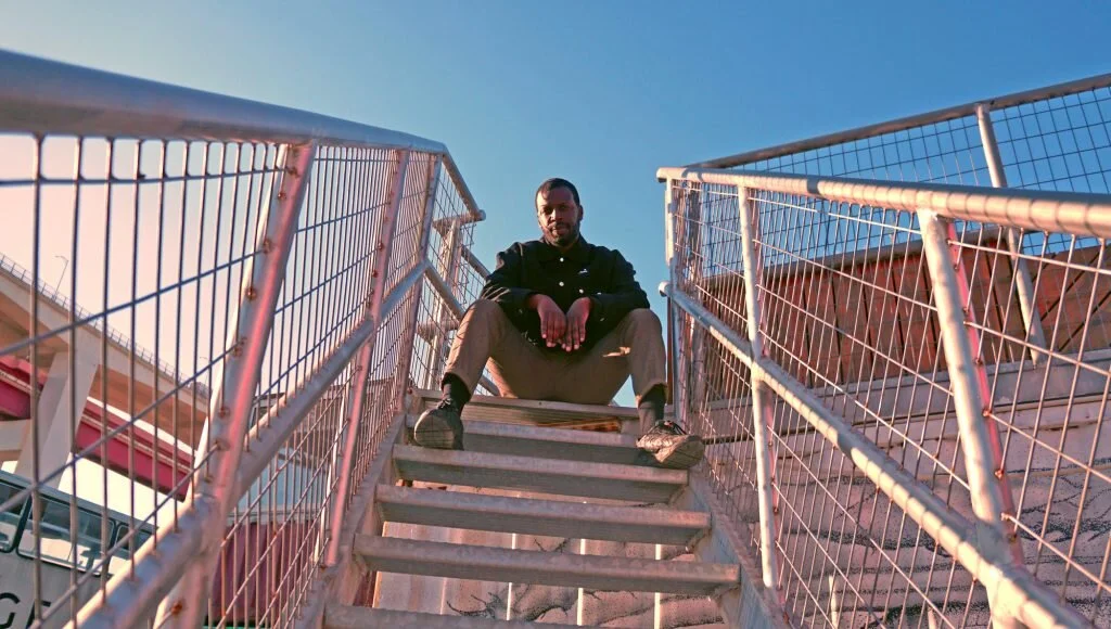 ⧫ O mundo todo não cabe em Dino D’Santiago, mas Lisboa é para ficar ⧫