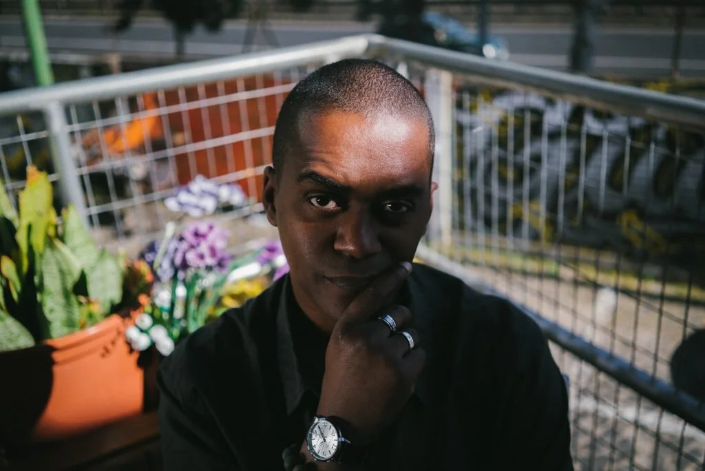 ⧫ A cidade como escapatória dos muros jamais igualará a liberdade da música de Karlon Krioulo ⧫