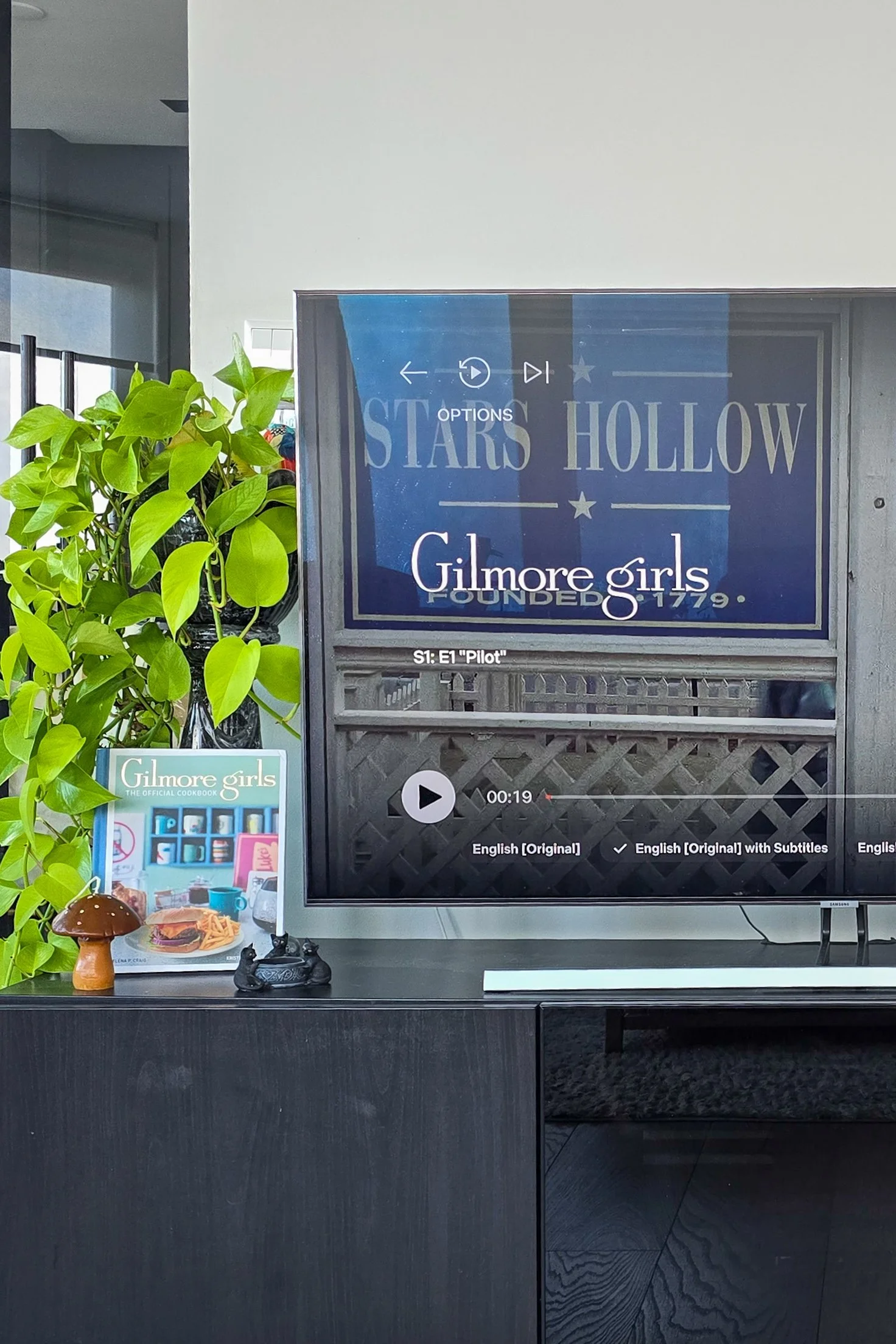 Gilmore girls: Season 1 Episode 1 References Explained
