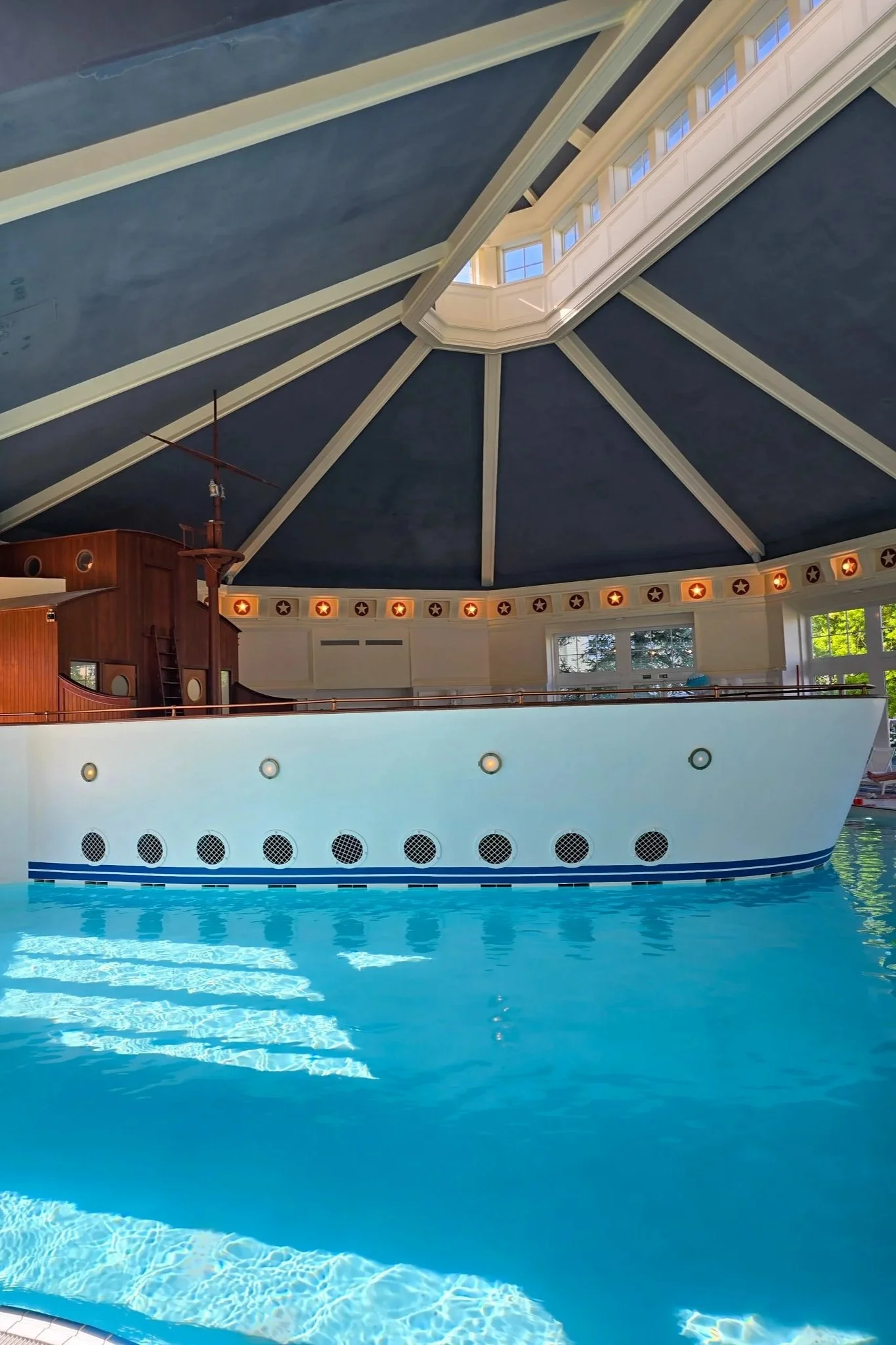 Disneyland Paris newport bay club pool