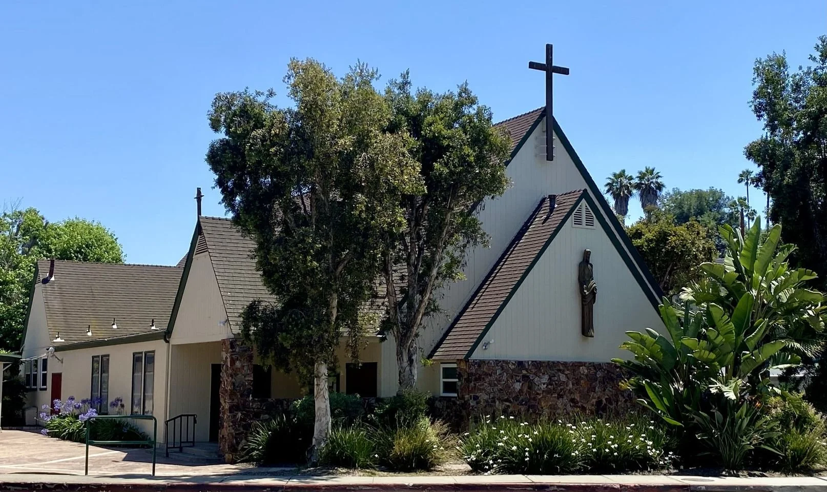All Saints Episcopal Church located at 651 Eucalyptus Ave in Vista CA, right across the street from the Vista Civic Center