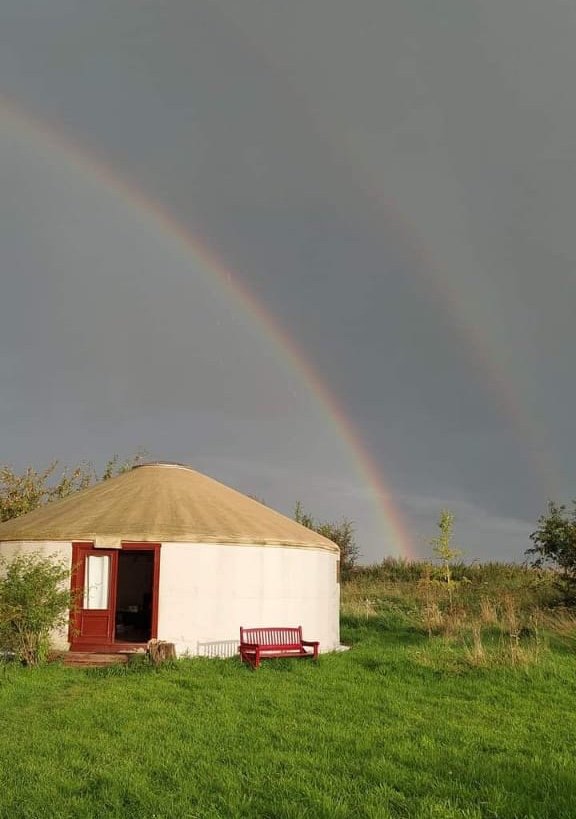 yourte maison de la source et arc en ciel.jpg