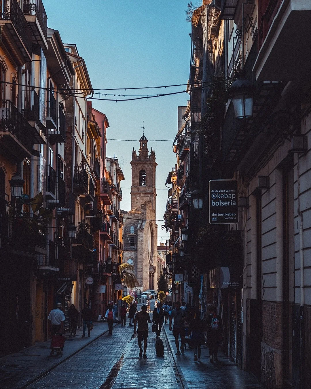 A short stop in Valencia with my dad — just walking, talking, and watching the city wake up.
The kind of hours that stay longer than they last. 💫🧚‍♀️ 
.
Huge recommendation to visit this city! Definitely coming back! 
#valencia #rede #col