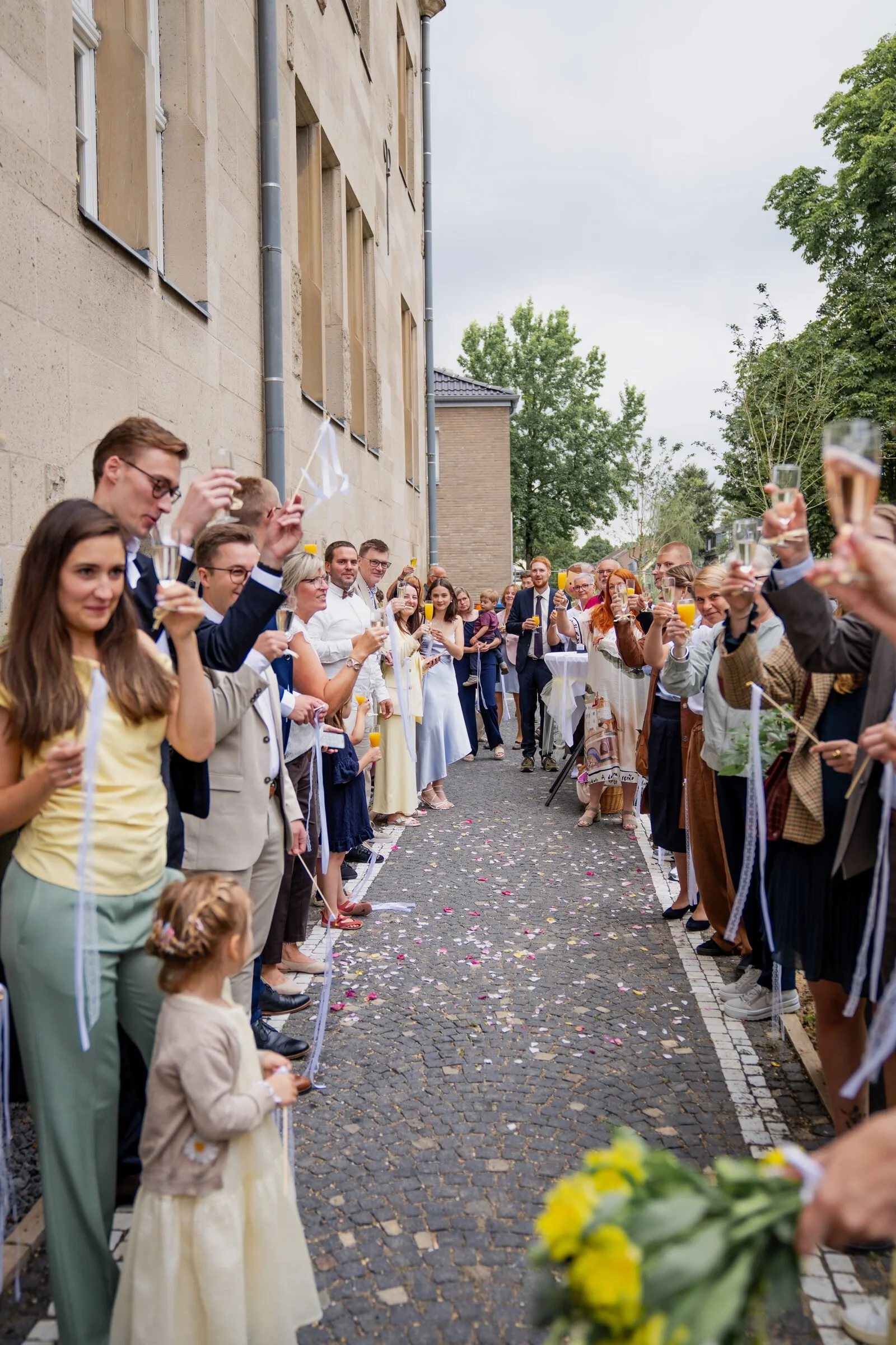 Ausgelassene Feier mit Gästen und Konfetti – Hochzeitsfotograf NRW