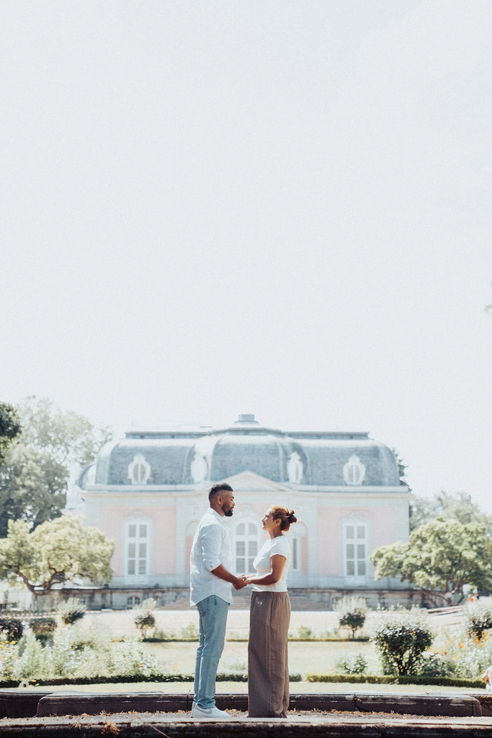 Brautpaar steht vertraut zusammen im Freien – Hochzeitsfotograf Düsseldorf