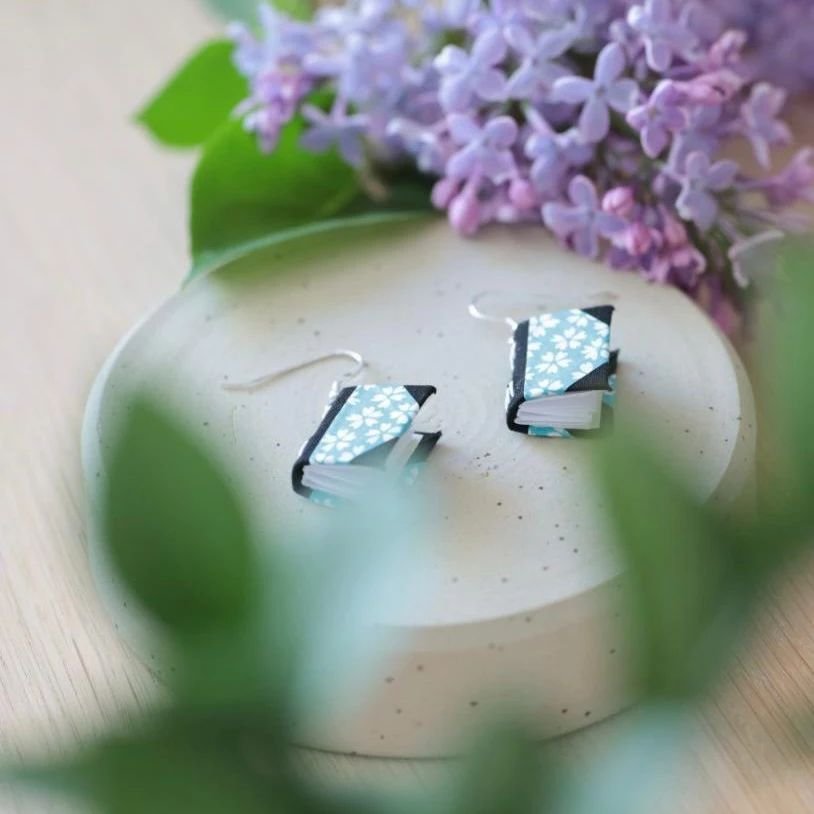Blue Kyoto earrings are an all time favourite, with a retro spirit they suit this season perfectly accompanied with lilacs.

Arriving in the webstore next week ✨

picture by @matt_rousseeuw
.
.
.
.
#booklover #miniaturebooks #handmadejewelry #bookbin