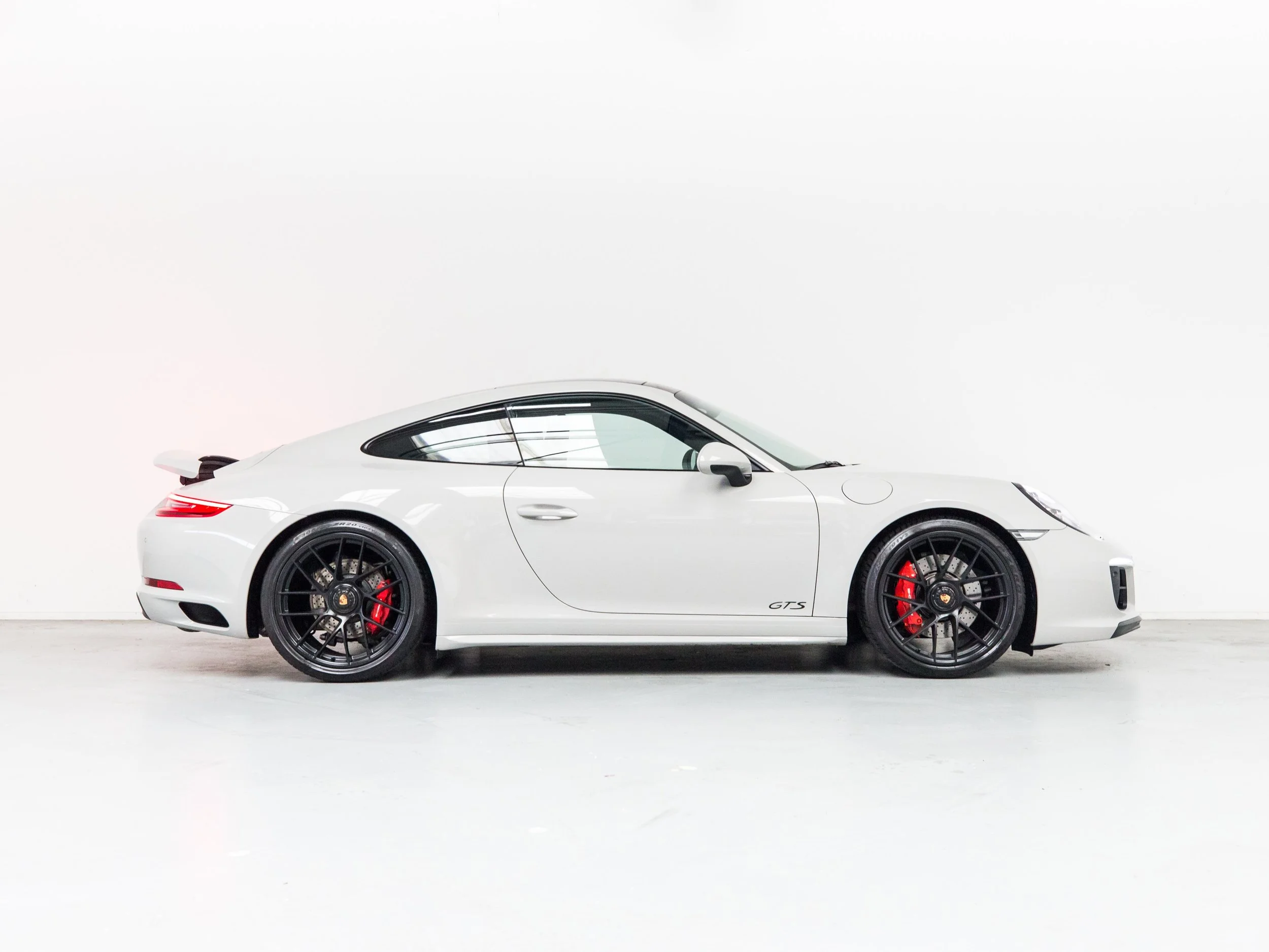 White Porsche GTS