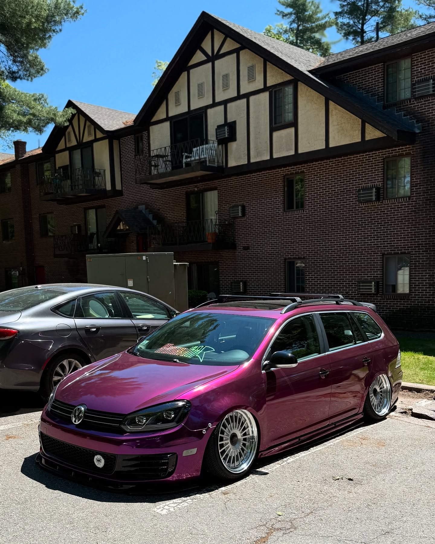Long roofs for life! Headed to Nashua to get @chagas_mk6 cleaned up and ready for this show season. @castorairrideusa and @revolvewheels suit this one very well. Always gotta have the @thewagoons plate frame too. 👏👏