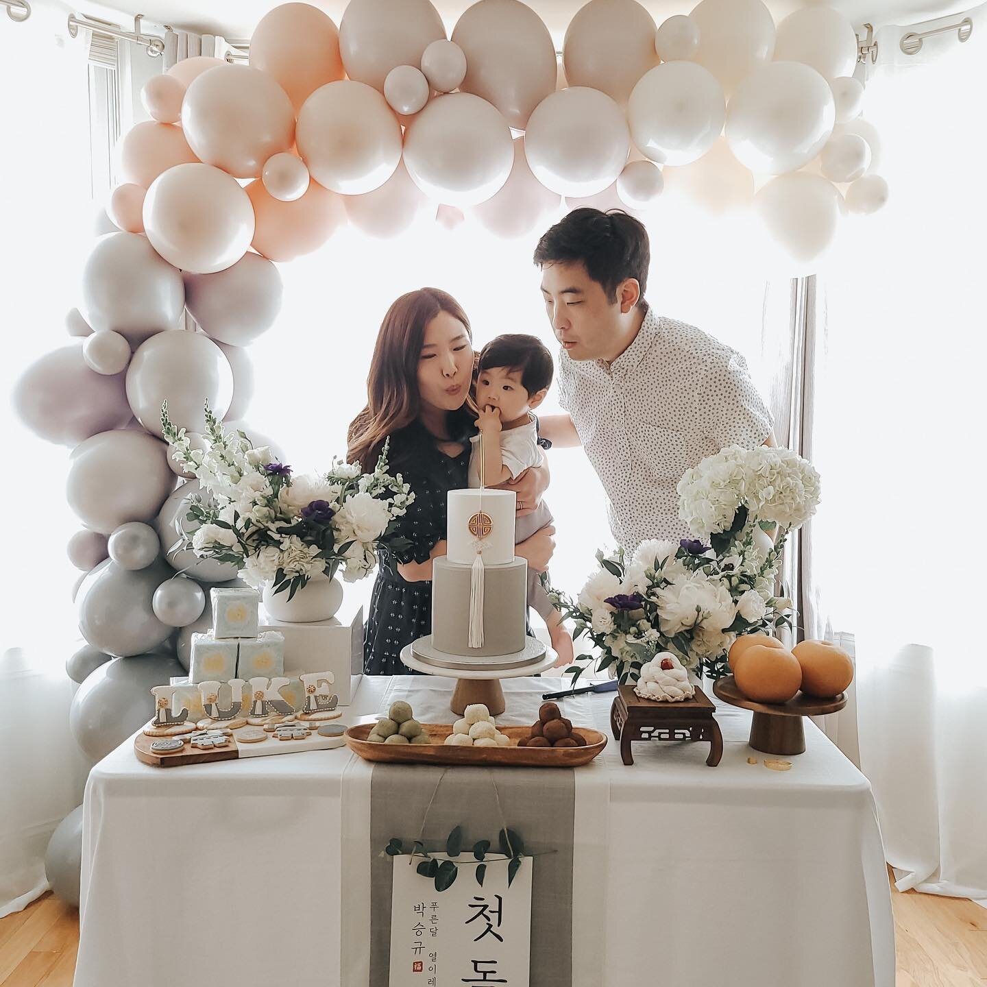 Finally found the time to share the details of Luke&rsquo;s Korean dol, or first birthday party - on the blog 😊 it was so fun putting this table together and the itch to decorate is becoming more real as the holidays draw near! 🤍 

#dohl #돌잔치 #돌상 #