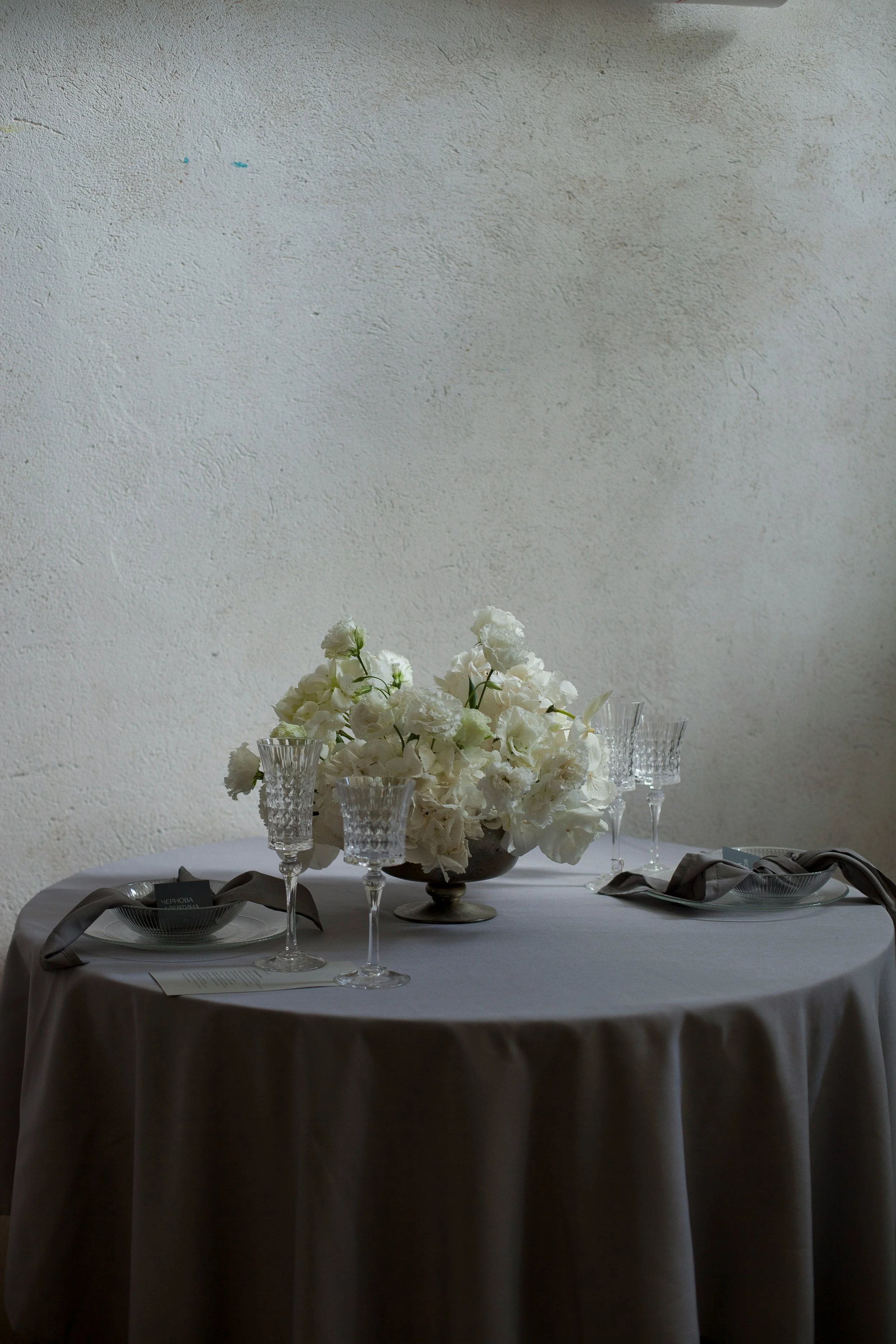 Bold Linens and White Florals