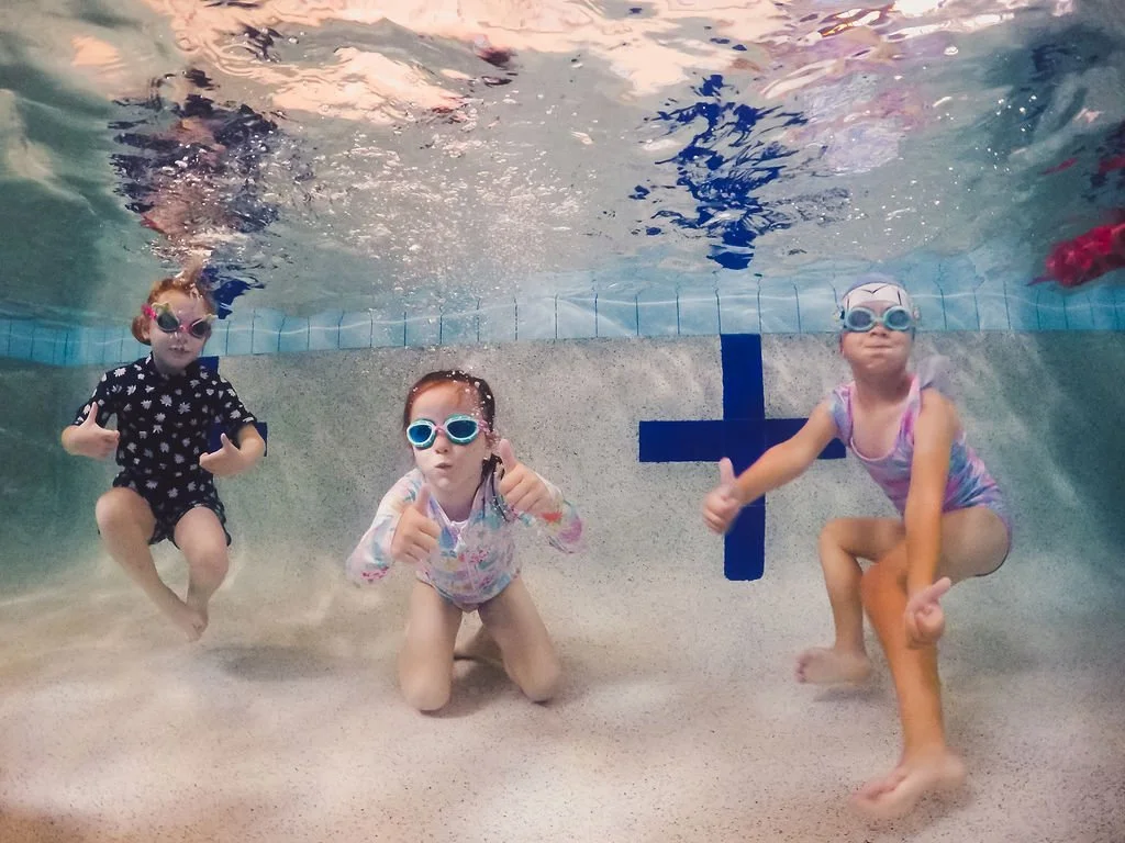 Make a Splash This Christmas!  Forget Me Not Photography is partnering with Splash to offer unique Christmas-themed photo sessions, captured in and under the water.
Each session includes a 10-minute shoot with your child in the pool: on the step, in