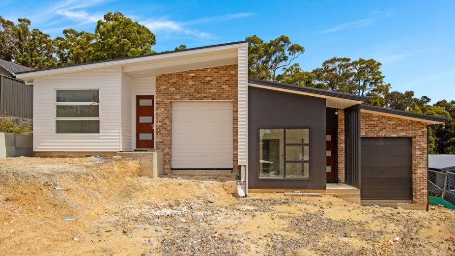 Malua Bay Project 🏡 1 into 2 Attached Dual Occupancy

A recently completed design in Malua Bay for a 1 into 2 lot attached dual occupancy. This project focused on maximising the site&rsquo;s potential while working within planning controls and maint