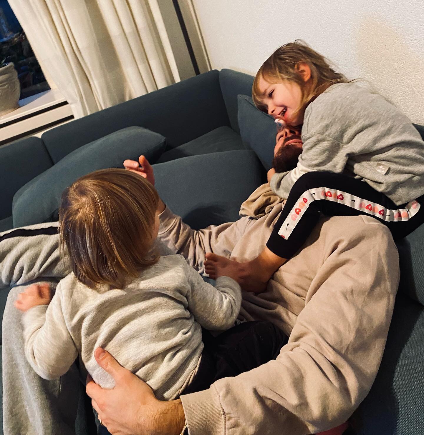 #lavorodisquadra
Quando si vive a Km di distanza da qualsiasi tipo di aiuto, ci si tira su le maniche e si fa un bel lavoro di squadra e di supporto reciproco.

La famiglia che abbiamo costruito funziona da sempre cos&igrave;.

Ma a volte ancora sent