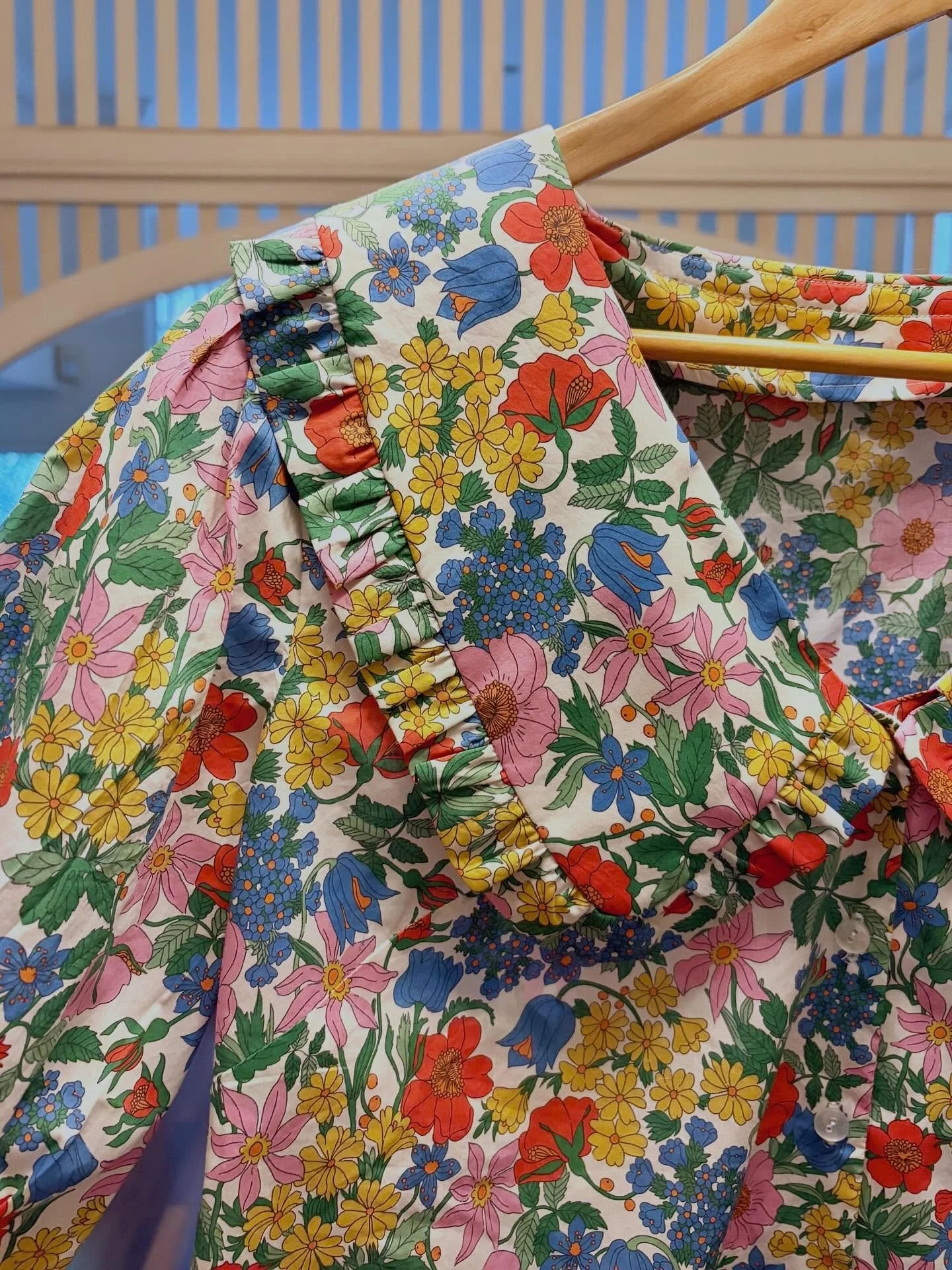 A favourite customer recently asked for a big collar blouse, and they got it. Custom-made in Liberty of London &lsquo;Clarabell&rsquo; with a v-neck and simple buttons. And puff sleeves! 
Send a DM if you are thinking of something - I&rsquo;d love to