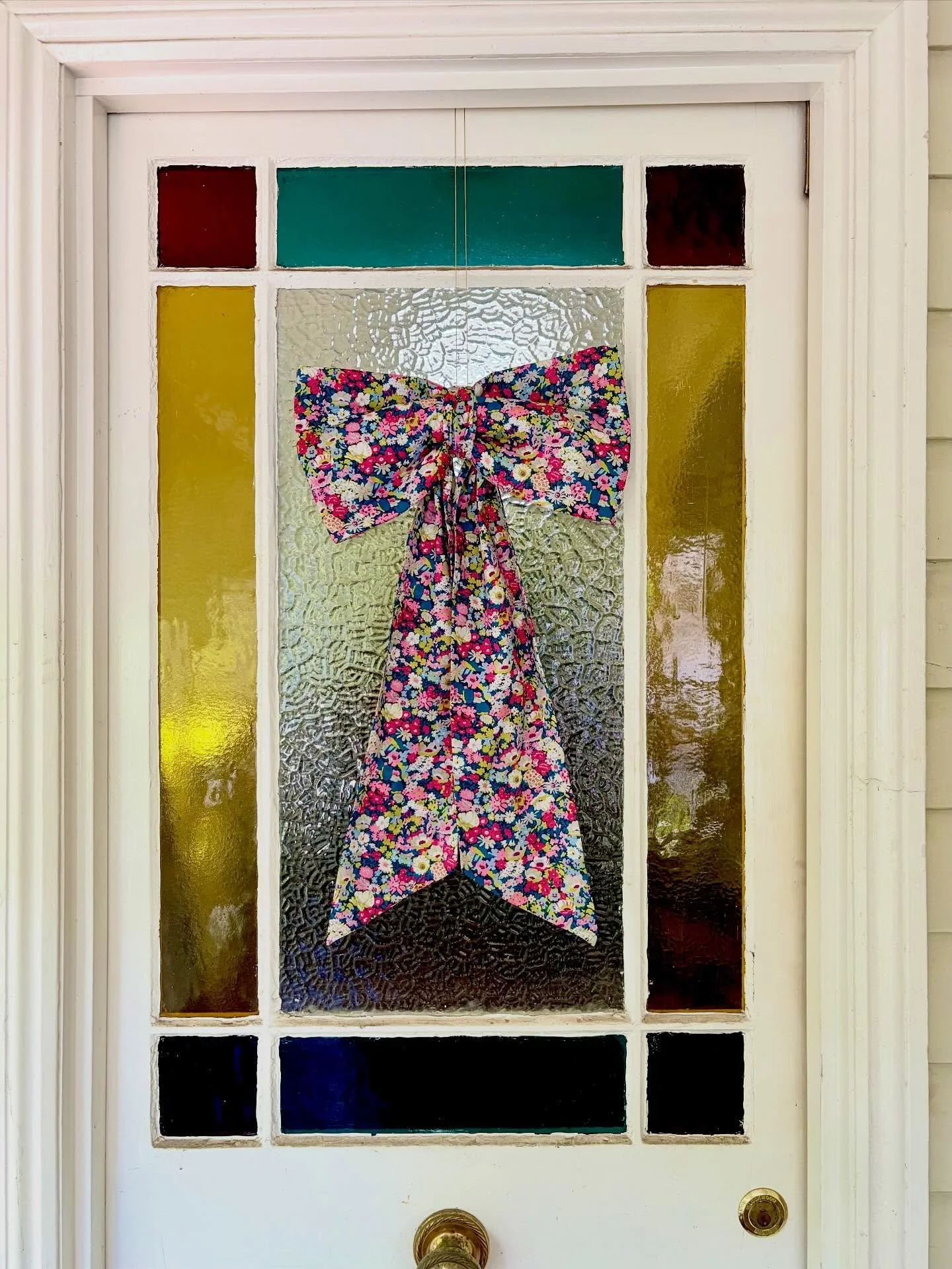 I like BIG BOWS and I cannot lie! 
The colours in this Liberty &lsquo;Thorpe&rsquo; suit my front door perfectly 👌
This one and a few other prints coming online shortly 🎄
#libertylondon #libertyfabric #christmas #bows