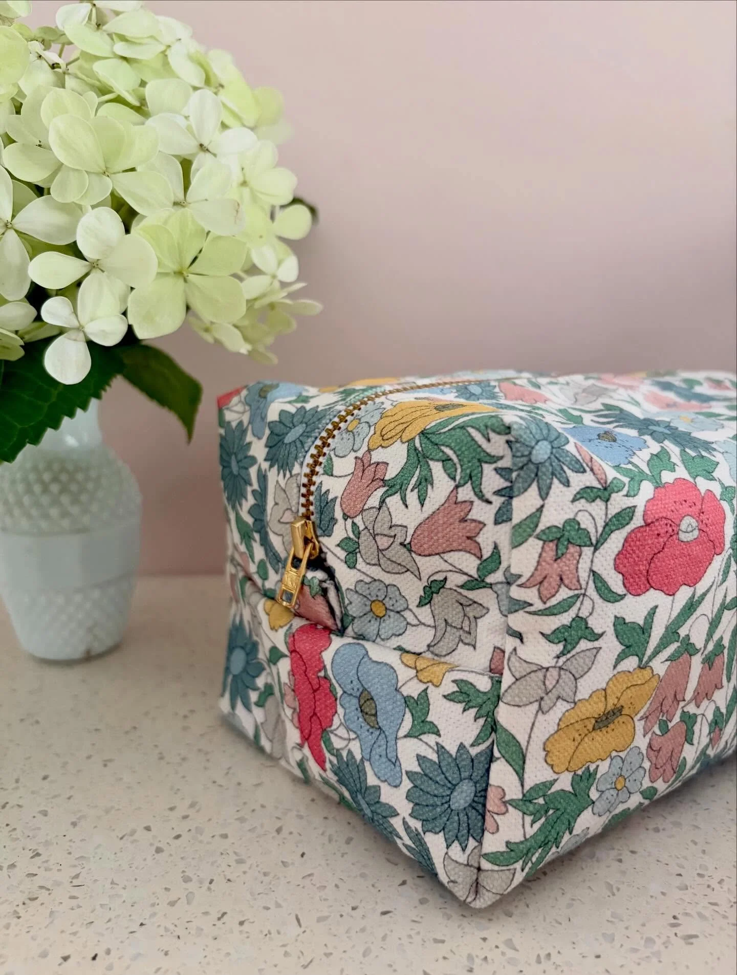 Just in time for Mother&rsquo;s Day - new makeup bags in gorgeous fabrics and lovely cards. It&rsquo;s a one-stop! Plus FREE SHIPPING on all orders until next Saturday (automatic at checkout). 
Run now to idlewilde.com.au
#libertyfabric #annaspirotex