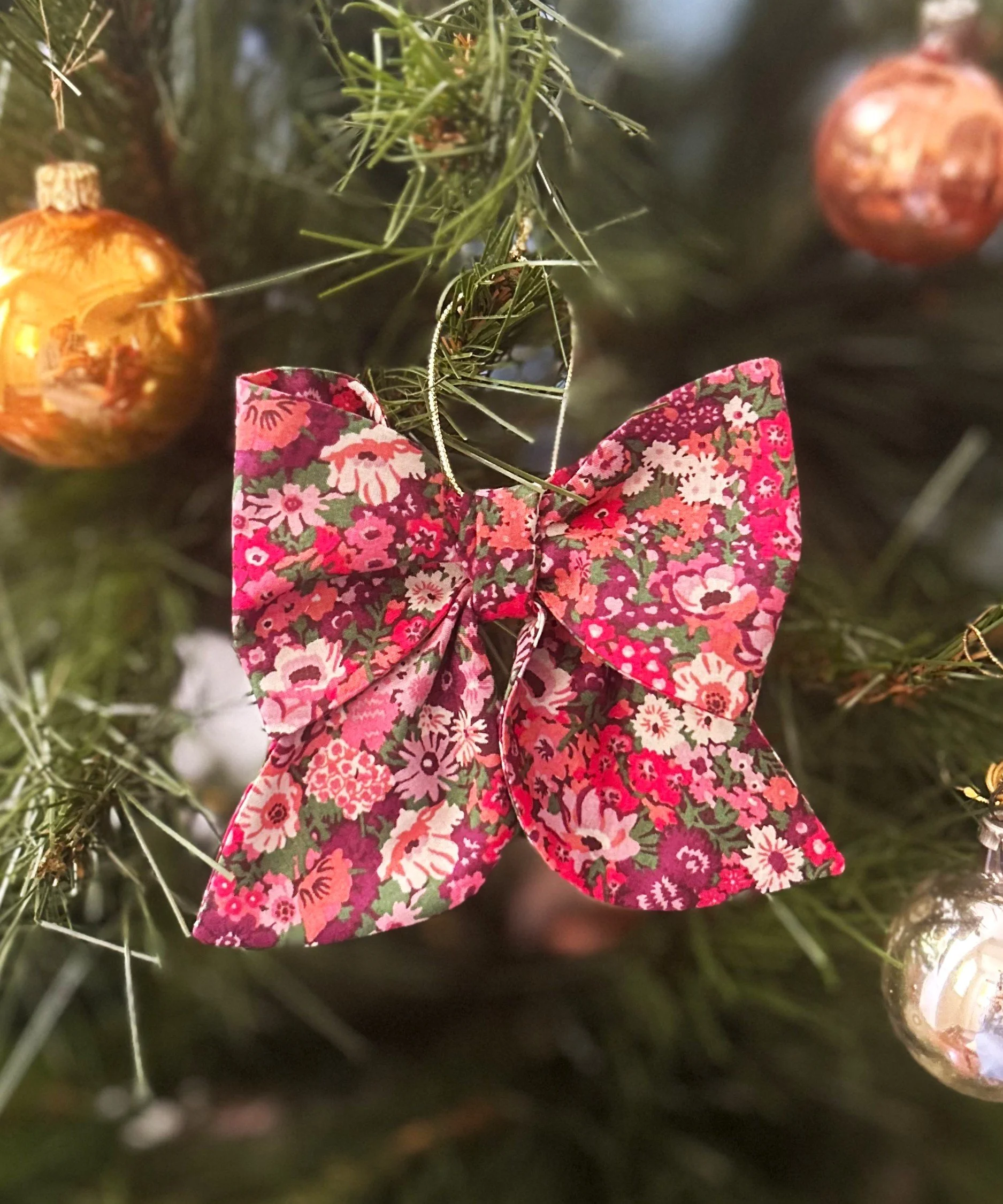 Liberty of London Christmas bow 'Thorpe Hill' pink