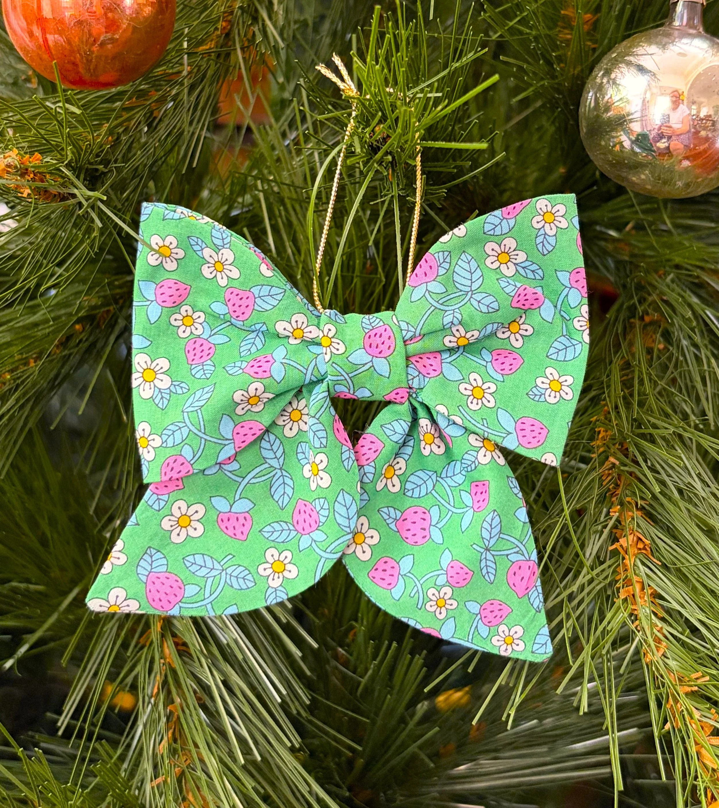 Liberty of London Christmas bow 'Strawberries & Cream' green