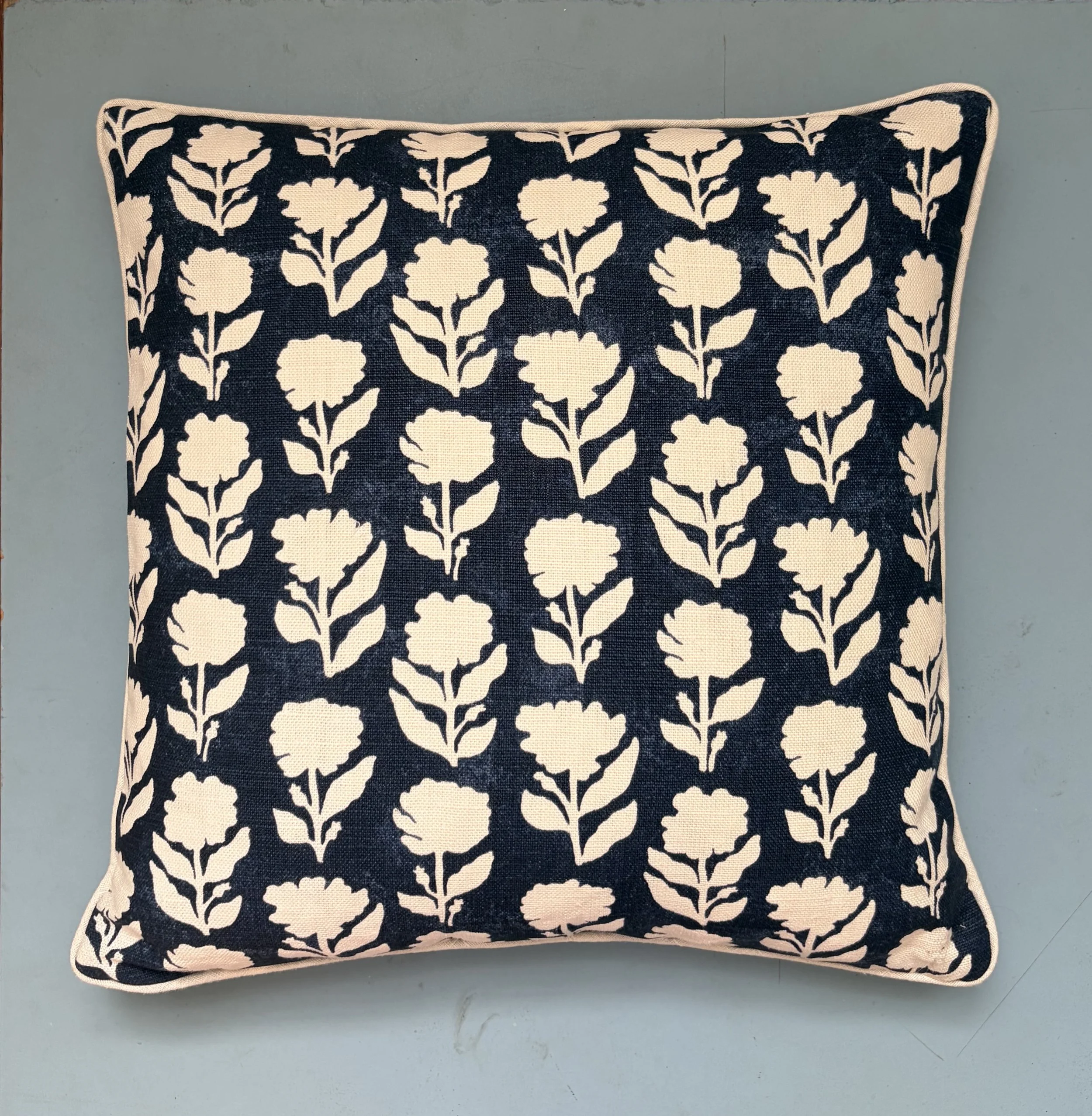 Cushion Anna Spiro 'Marigold' navy/white