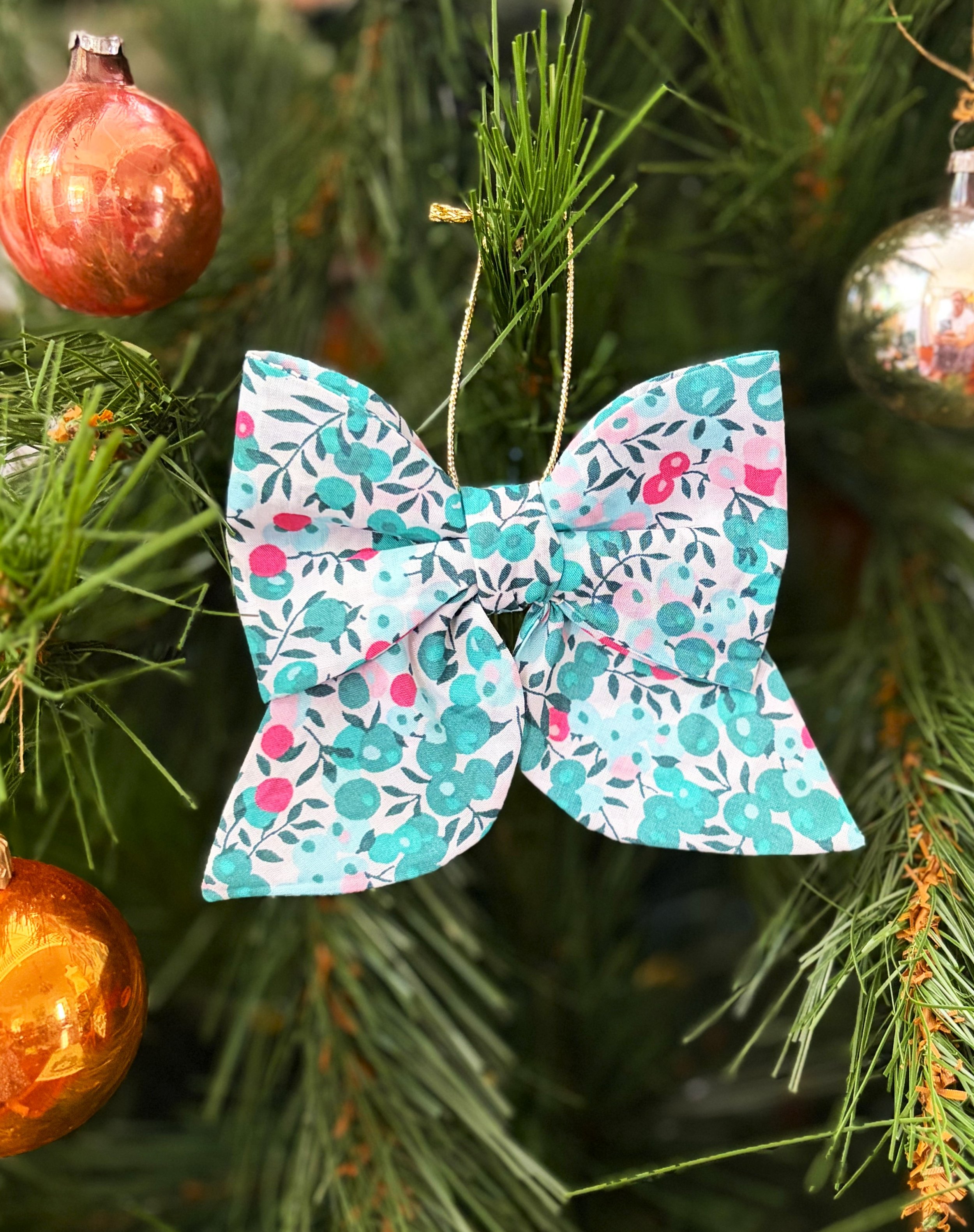 Liberty of London Christmas bow 'Wiltshire' green/white