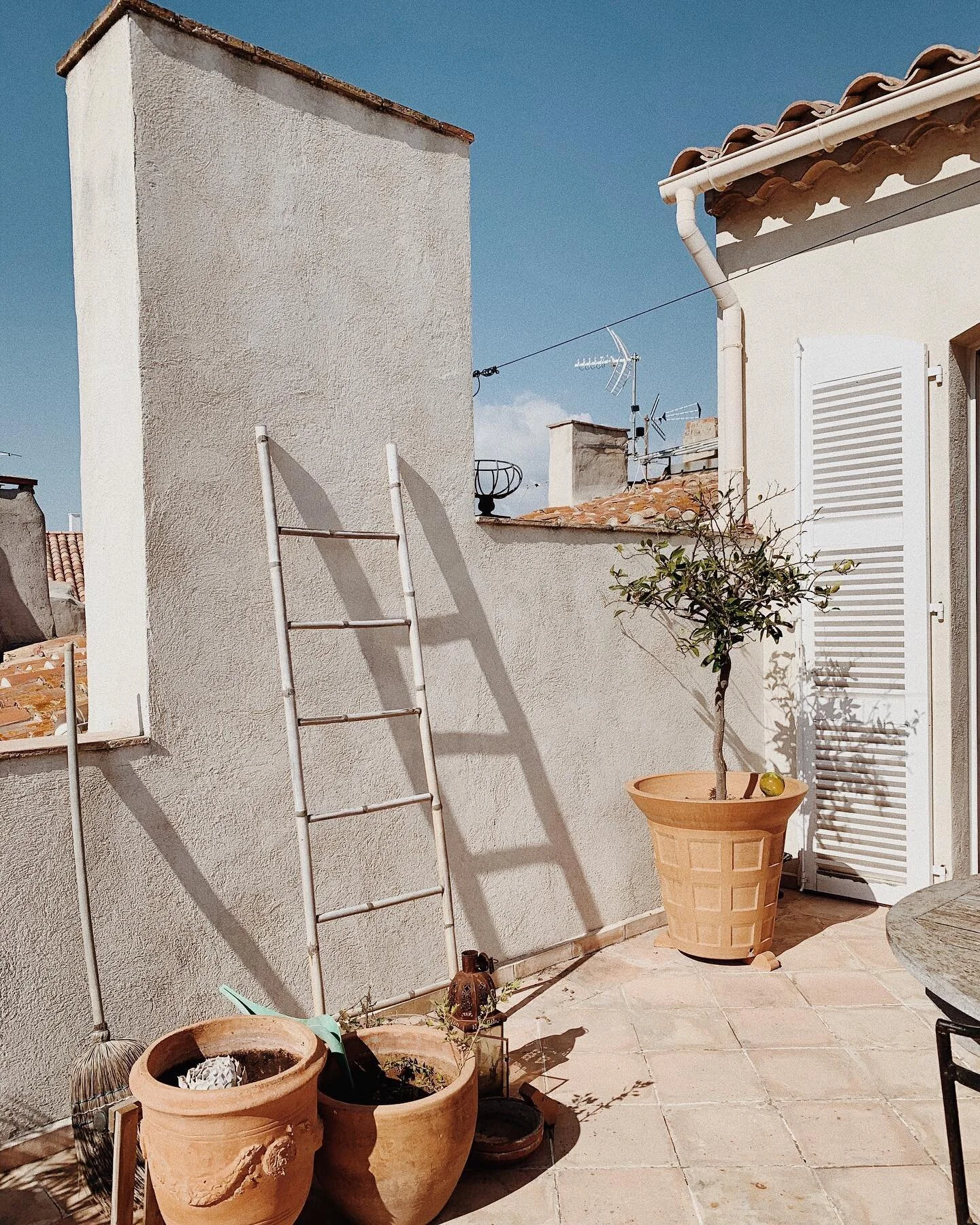 Hier nous sommes all&eacute;s voir notre futur &laquo;&nbsp;Chez nous&nbsp;&raquo; 🙌🏼
.
Quand prendre quelques mesures devient la meilleure excuse pour passer revoir la maison... elle est en plein chamboulement car nos vendeurs terminent de la vide