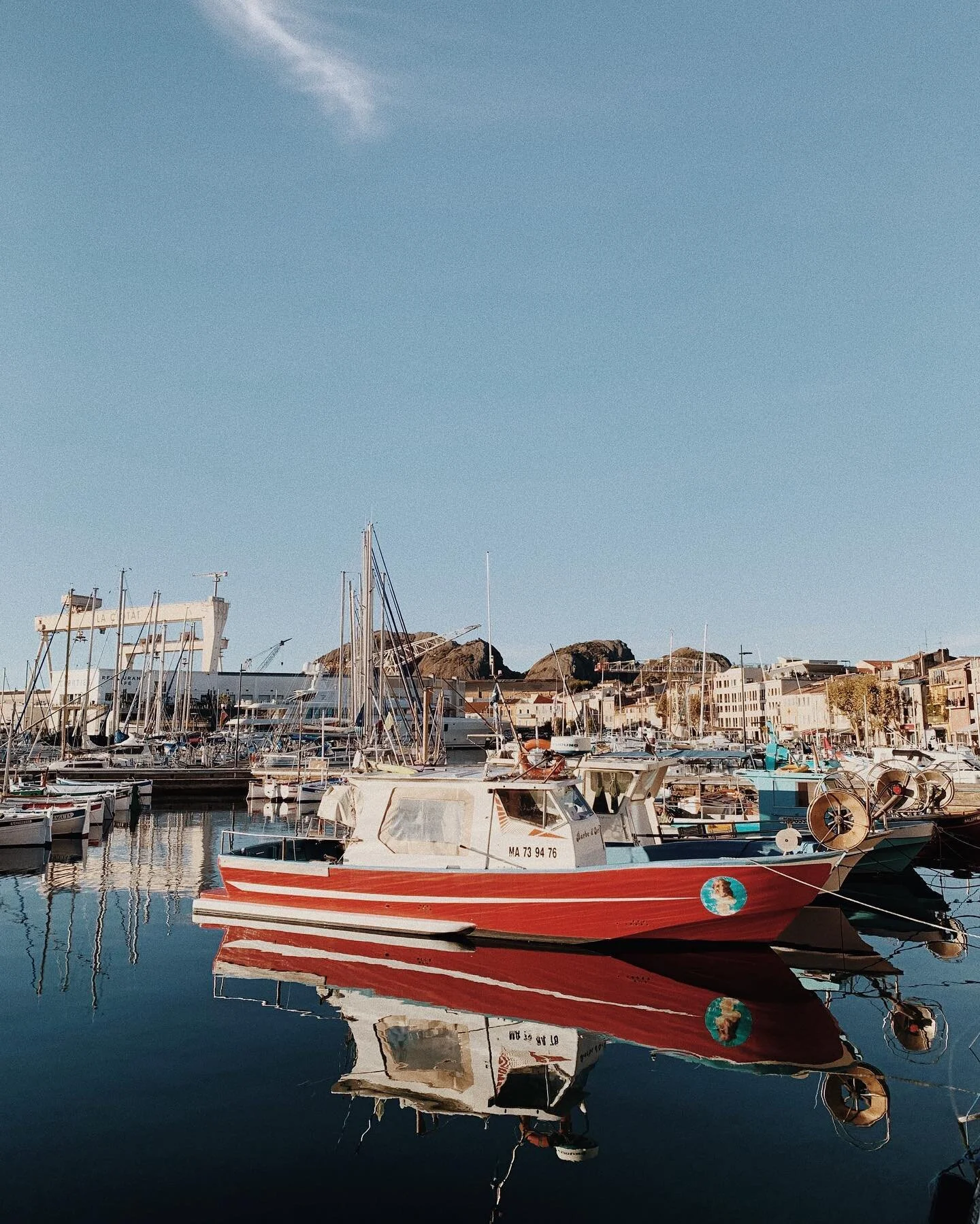 La première impression est souvent la bonne ⛵️
.
Voilà 3 jours que nous sommes Ciotadens et c&rsquo;est que du bonheur. L&rsquo;idée qu&rsquo;on s&rsquo;en faisait est bien réelle, vivre dans un port, tout faire à pied ou en vélo, croiser des v