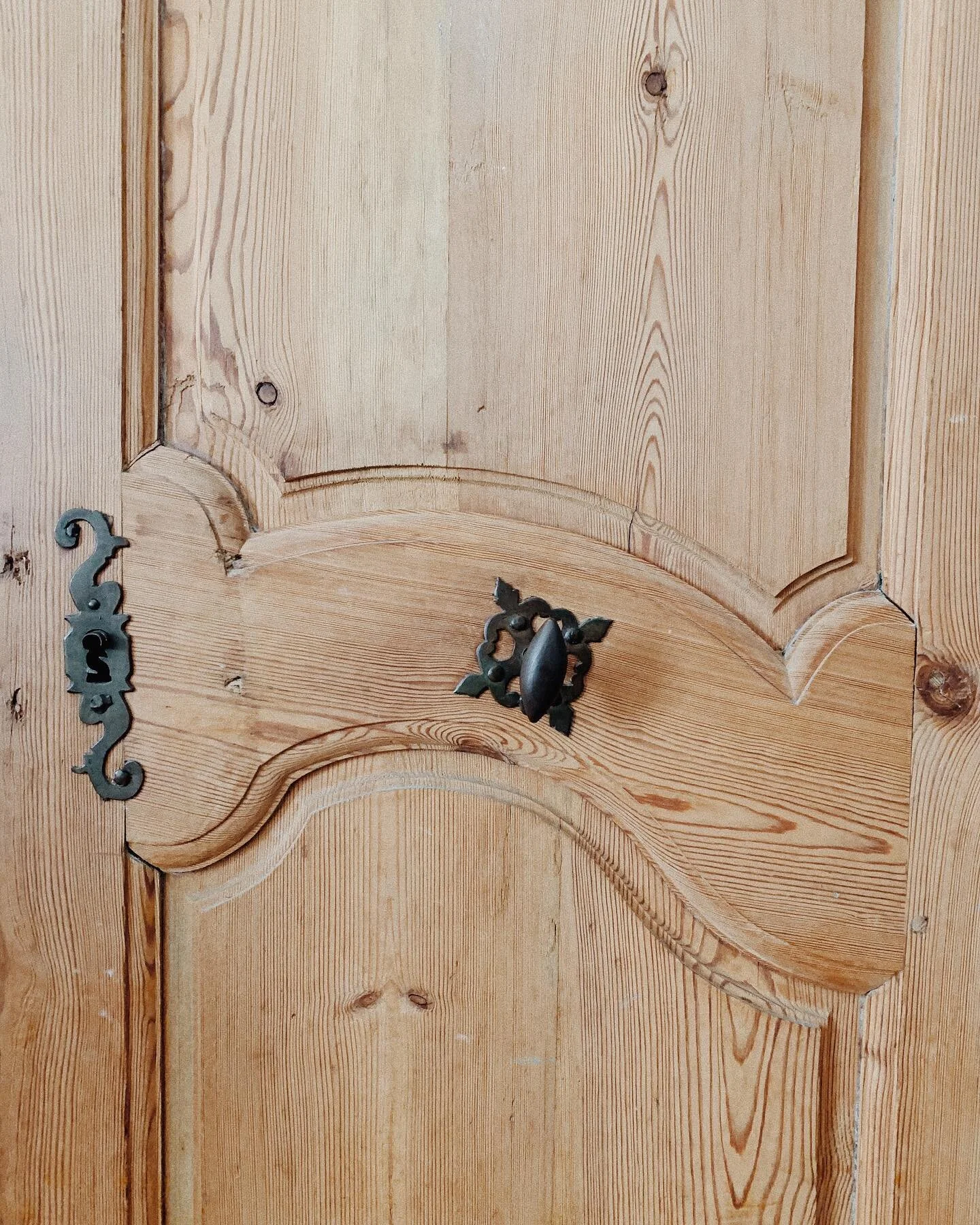 Une des porte d&rsquo;origine de la maison 🗝
.
Derrière se cache la plus grande chambre que nous allons préparer pour vous. Celle-ci fait 32m2 avec de jolies hauteurs sous plafond. Nous devons repenser l&rsquo;espace pour faire une coin nuit, un c