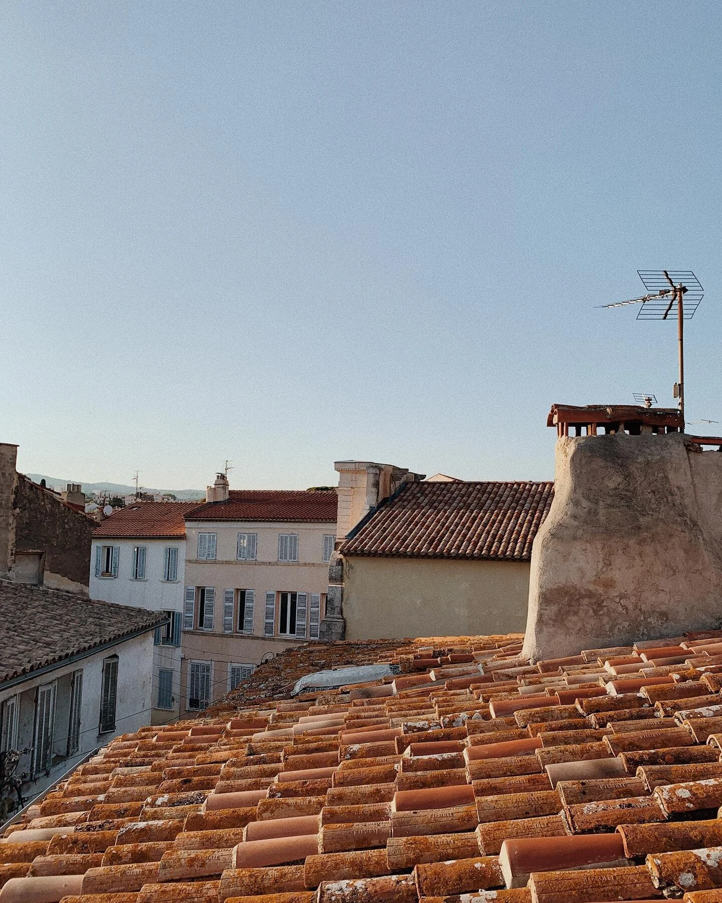 Perché sur les toits de La Ciotat ☀️
.
Vous ne l&rsquo;entendez pas mais il y a le bruit des mouettes et l&rsquo;église qui sonne à toutes les heures...il y a pire comme nuisance sonore non ?
.
La rue de la Maison Acacia est piétonne, au c&oelig;