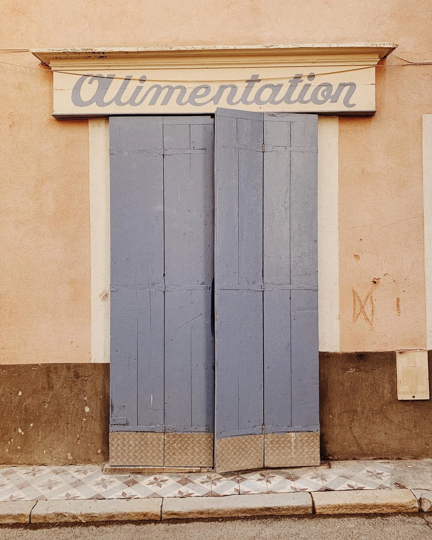 Tomber sous le charme de notre nouveau quartier un peu plus chaque jours 🤍
.
Tout est joli ici, charmant et parfois pittoresque. On a de la chance de s&rsquo;installer ici...
.
.
.
.
#laciotattourisme #laciotatcentreville #laciotatgram #laciotat #gu