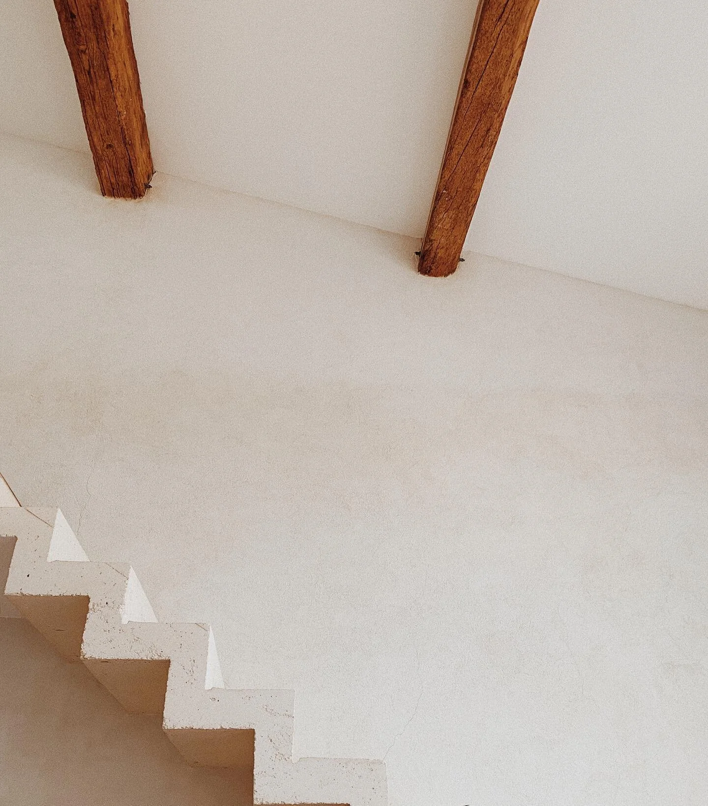 Notre maison, votre maison 🗝
.
La maison Acacia est une maison de village dans une rue pi&eacute;tonne. Elle date de 1870 et les propri&eacute;taires pr&eacute;c&eacute;dents ont r&eacute;alis&eacute; une sur-elevation il y a une dizaine d&rsquo;ann