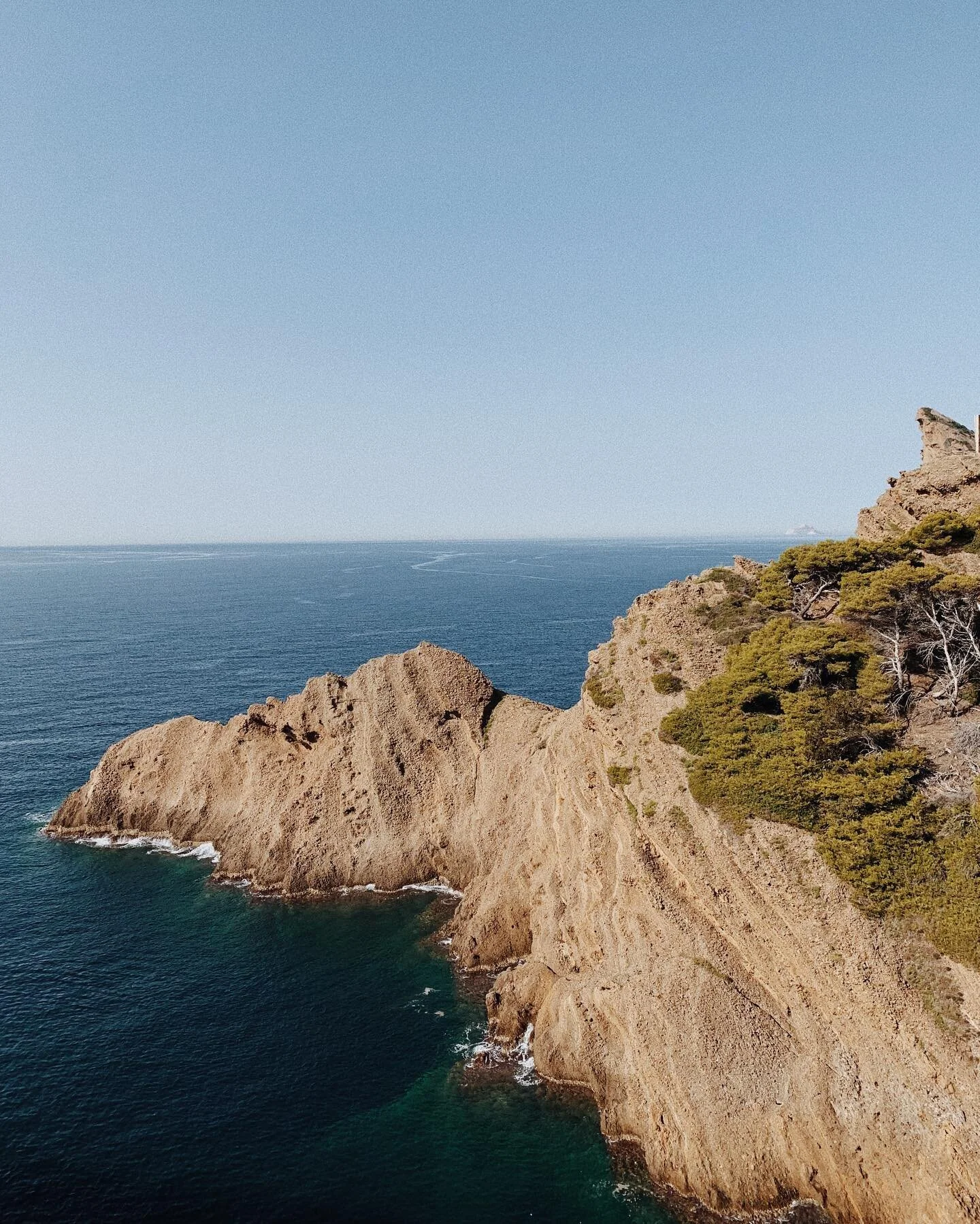 Aujourd&rsquo;hui nous avons explor&eacute; l&rsquo;&icirc;le Verte 🏝
.
Petite pause dans notre emm&eacute;nagement ce mercredi, nous avons d&eacute;cid&eacute; de partir en mer et visiter l&rsquo;&icirc;le en face de La Ciotat.
.
La navette qui s&r