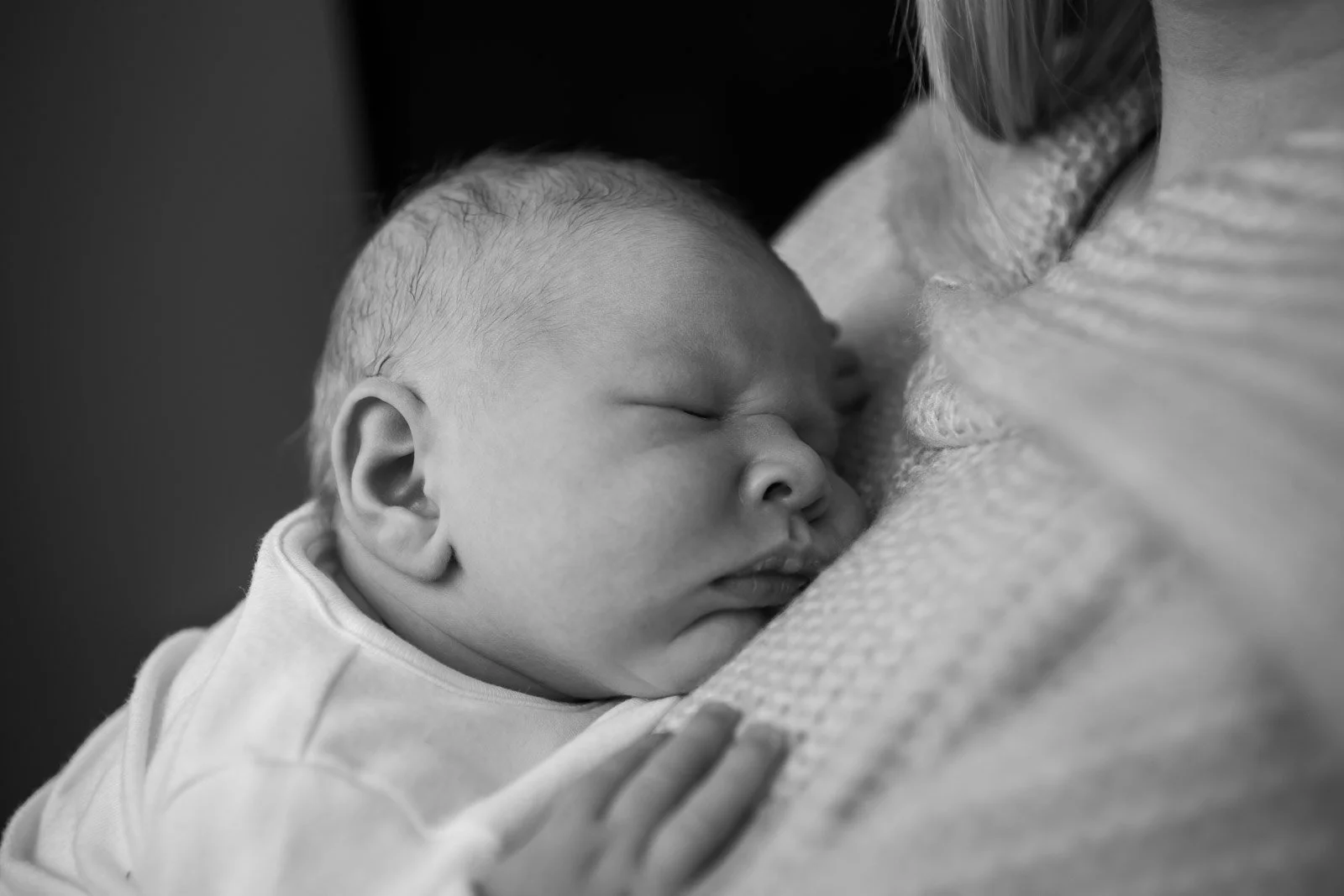 son sleeps on mums chest