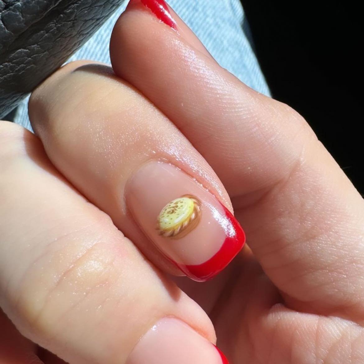 The miniature artist strikes again! 
The smallest custard tart that ever was painted.
By Sheridan #nailart #artist