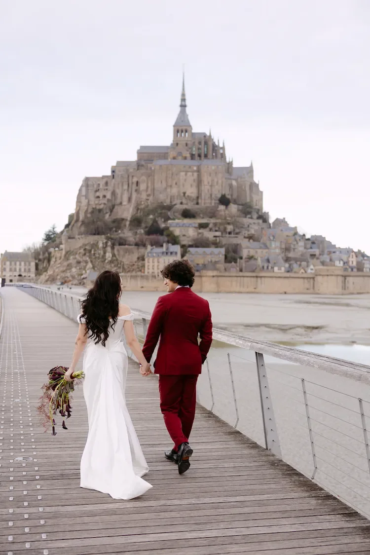 Coiple elopement portrait in Mont Sait Michel, france