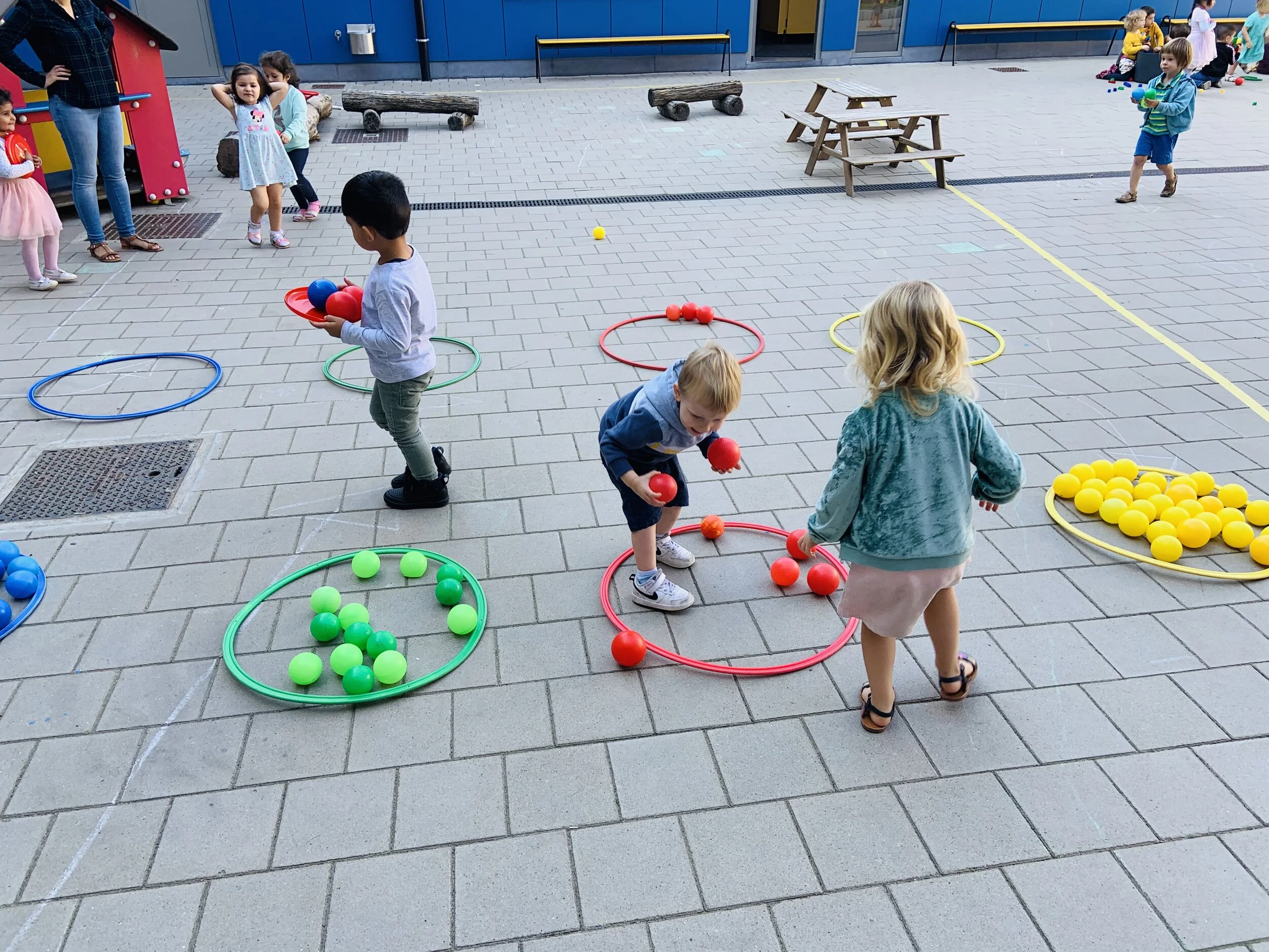 De uiltjes en de visjes op zoek naar kleur