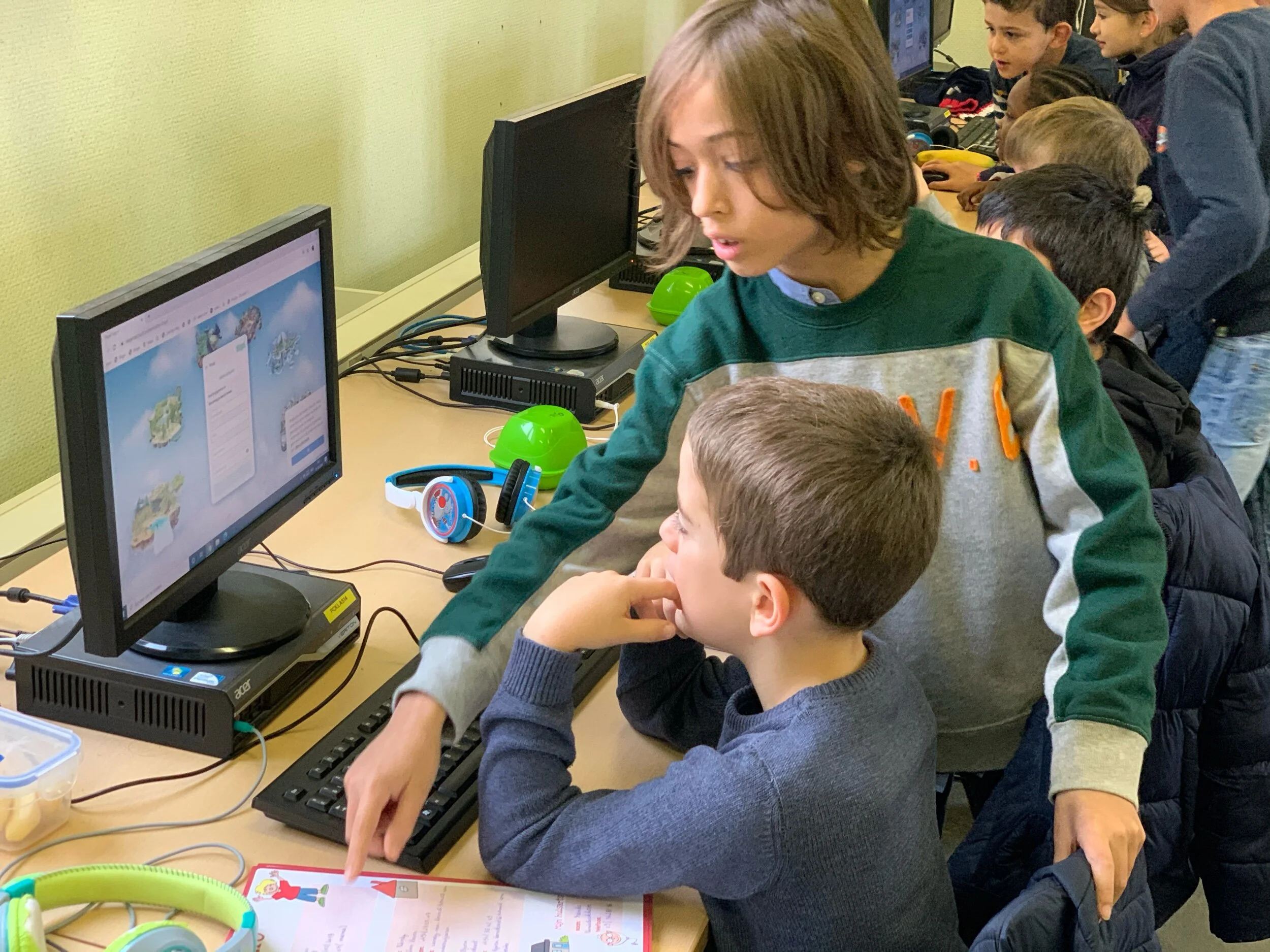 2A en 4B samen in de computerklas