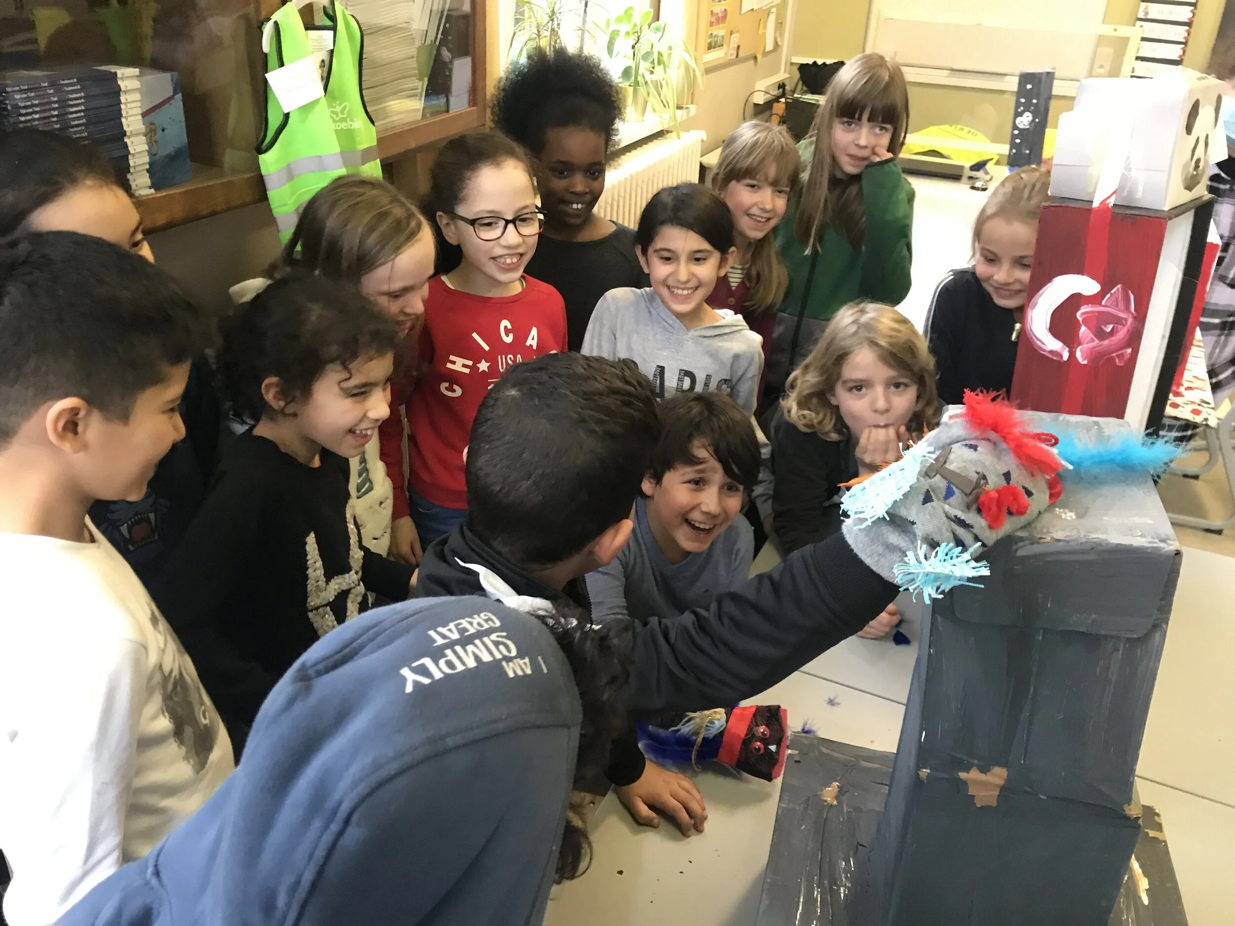 4C speelt poppenkast