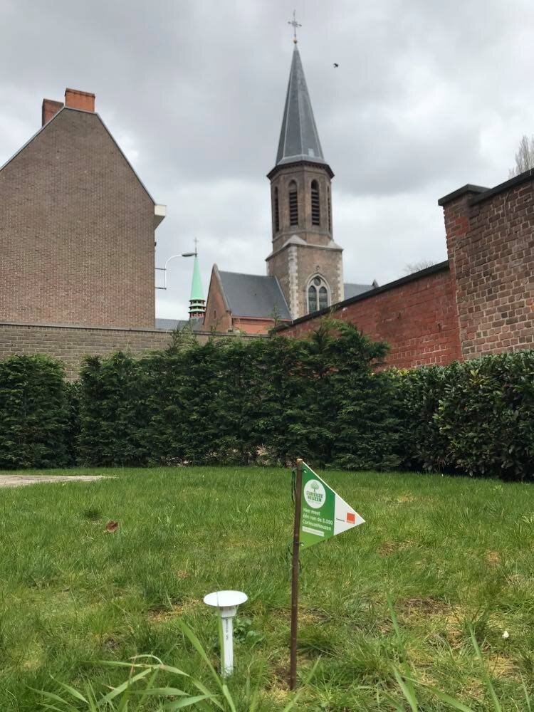De gazondolk van CurieuzeNeuzen onder de kerktoren van Sint-Amandsberg.