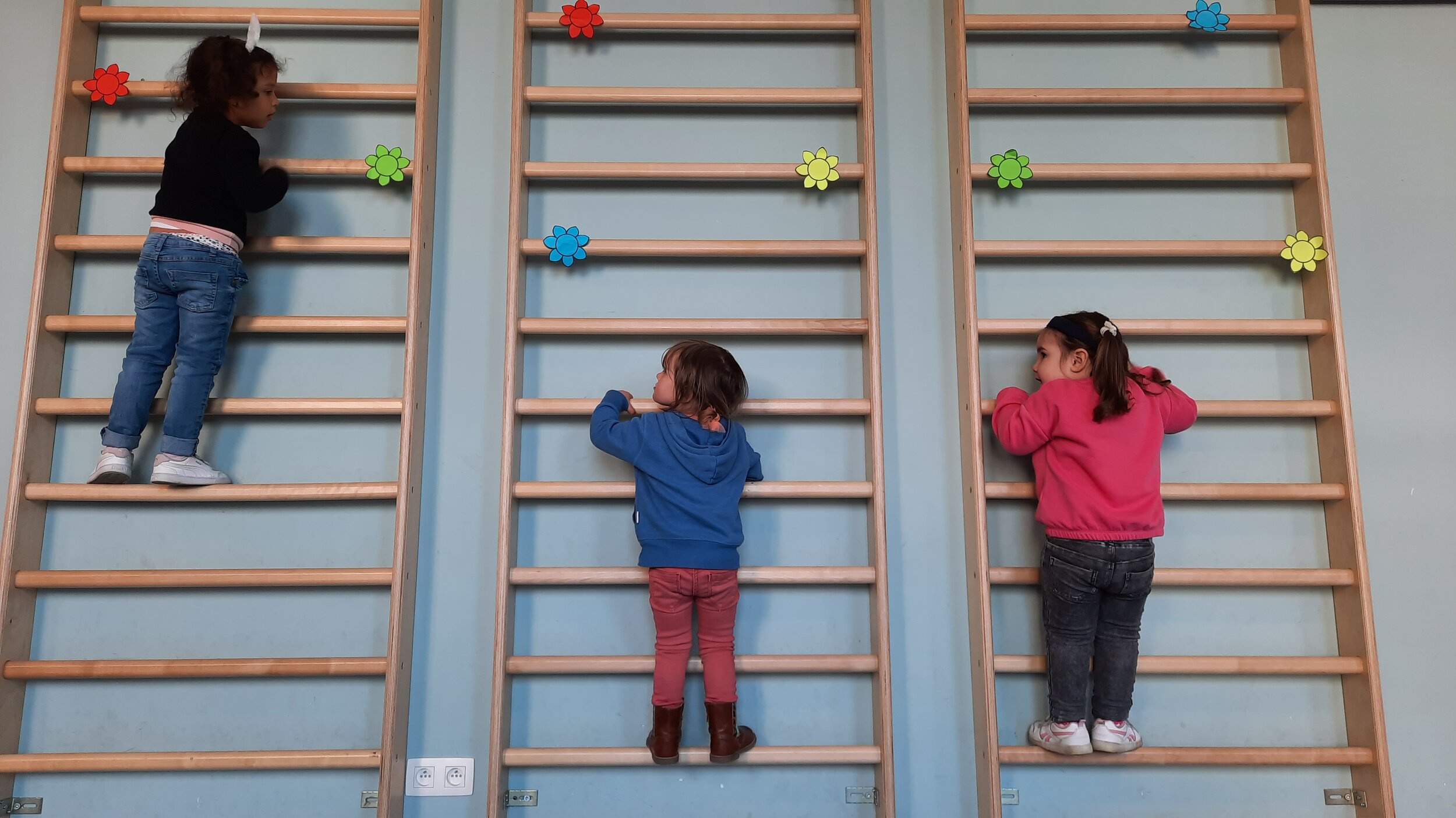 Bloemen in de turnzaal - jongste kleuters