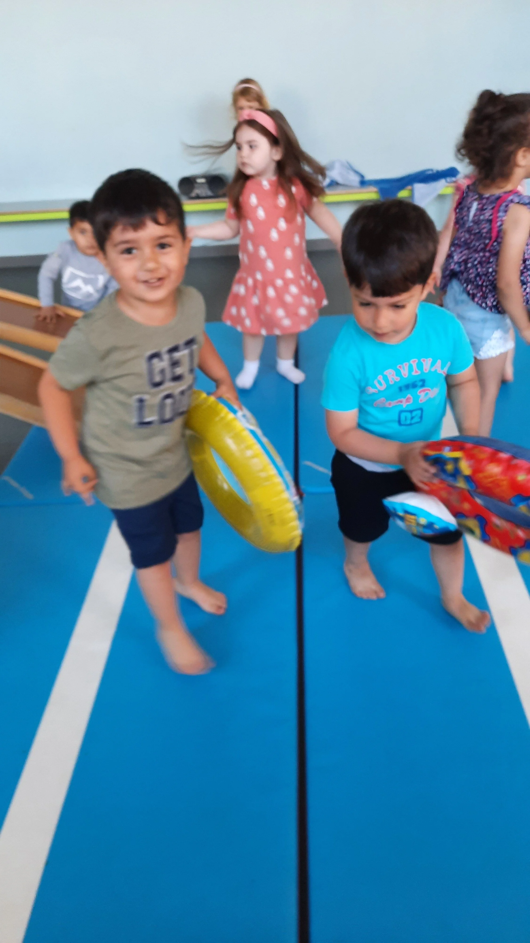 Zomerse taferelen in de turnzaal (jongste kleuters)
