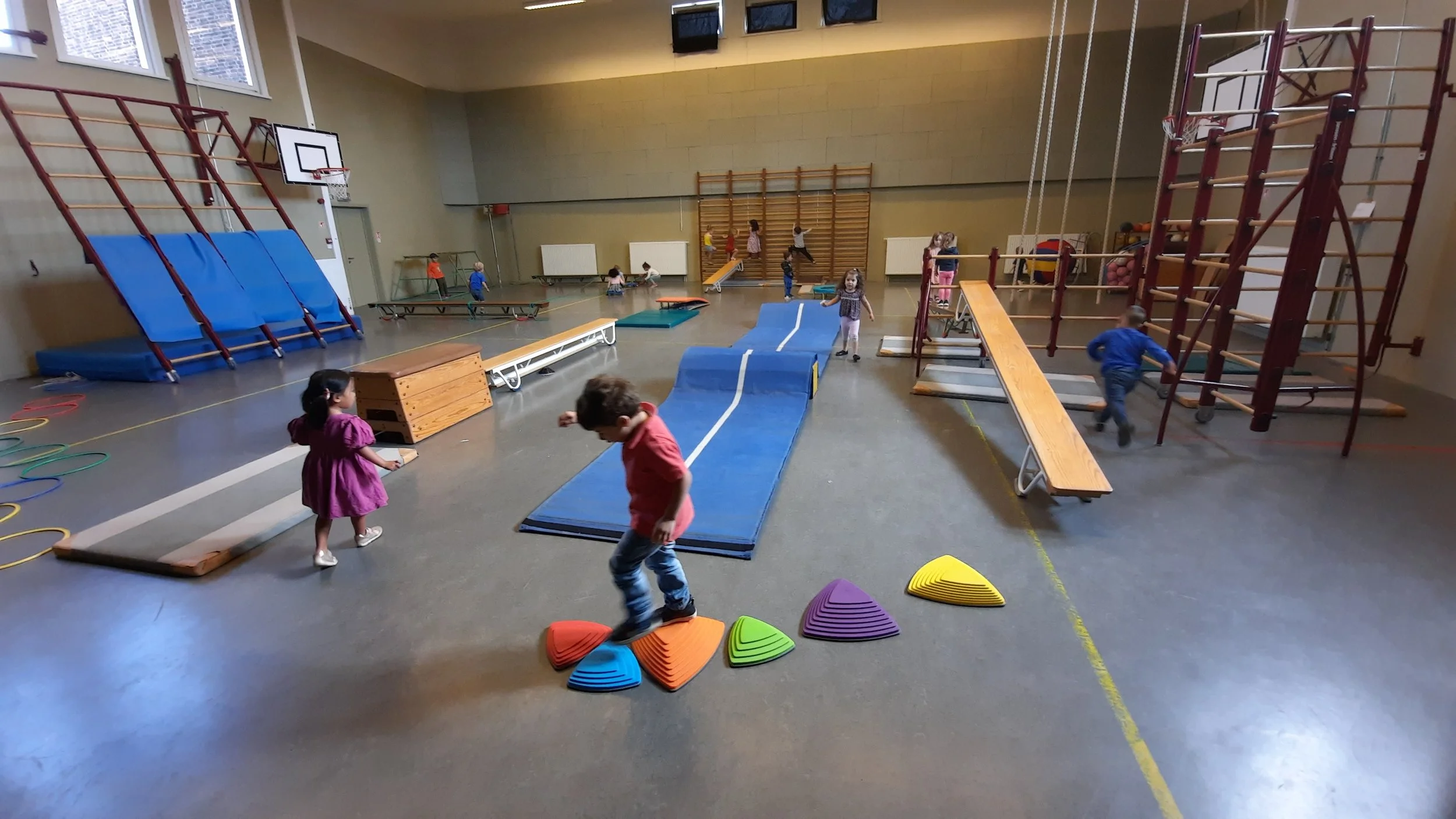Sporten in grote zaal (eerste kleuterklas)