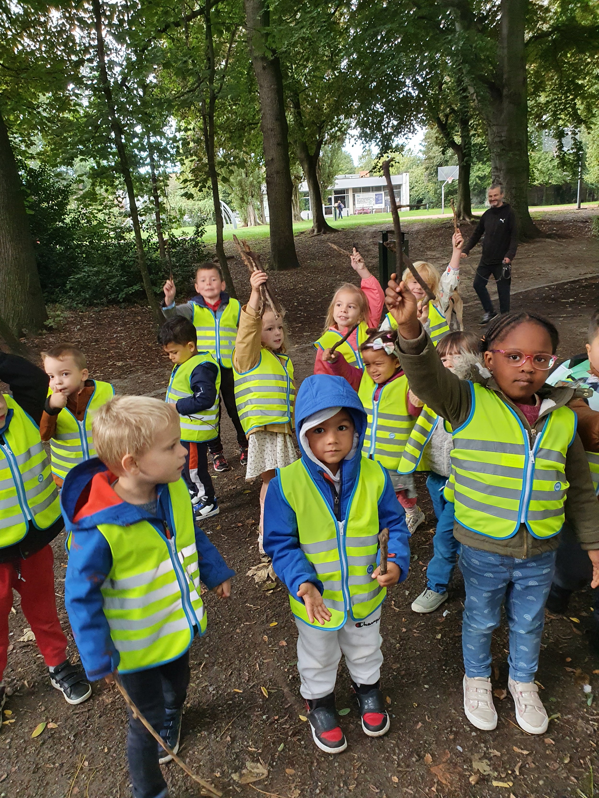 Op zoek naar takjes om er elfenstokjes mee te maken.