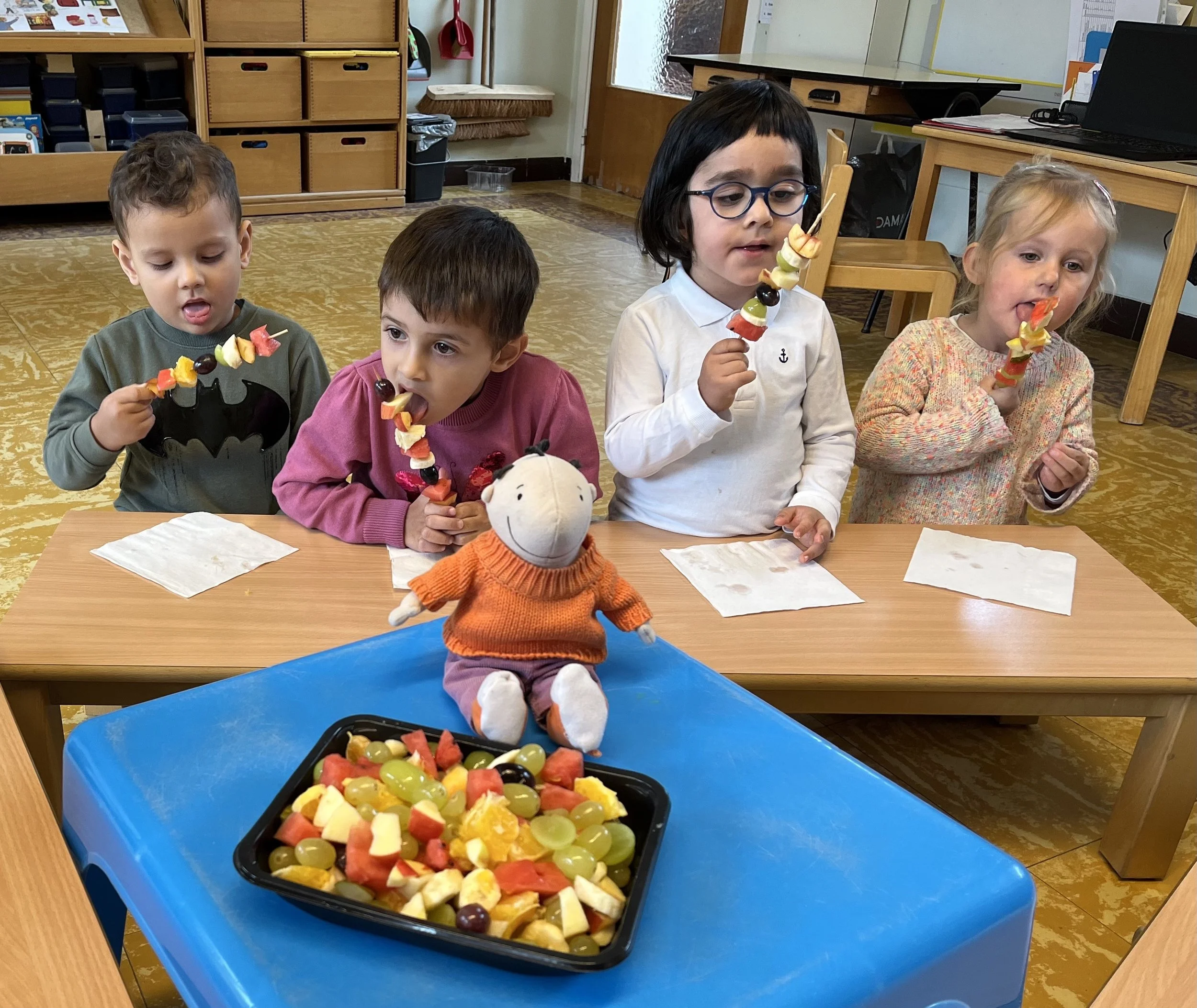 FRUITSTOKJES  MAKEN  IN  IC