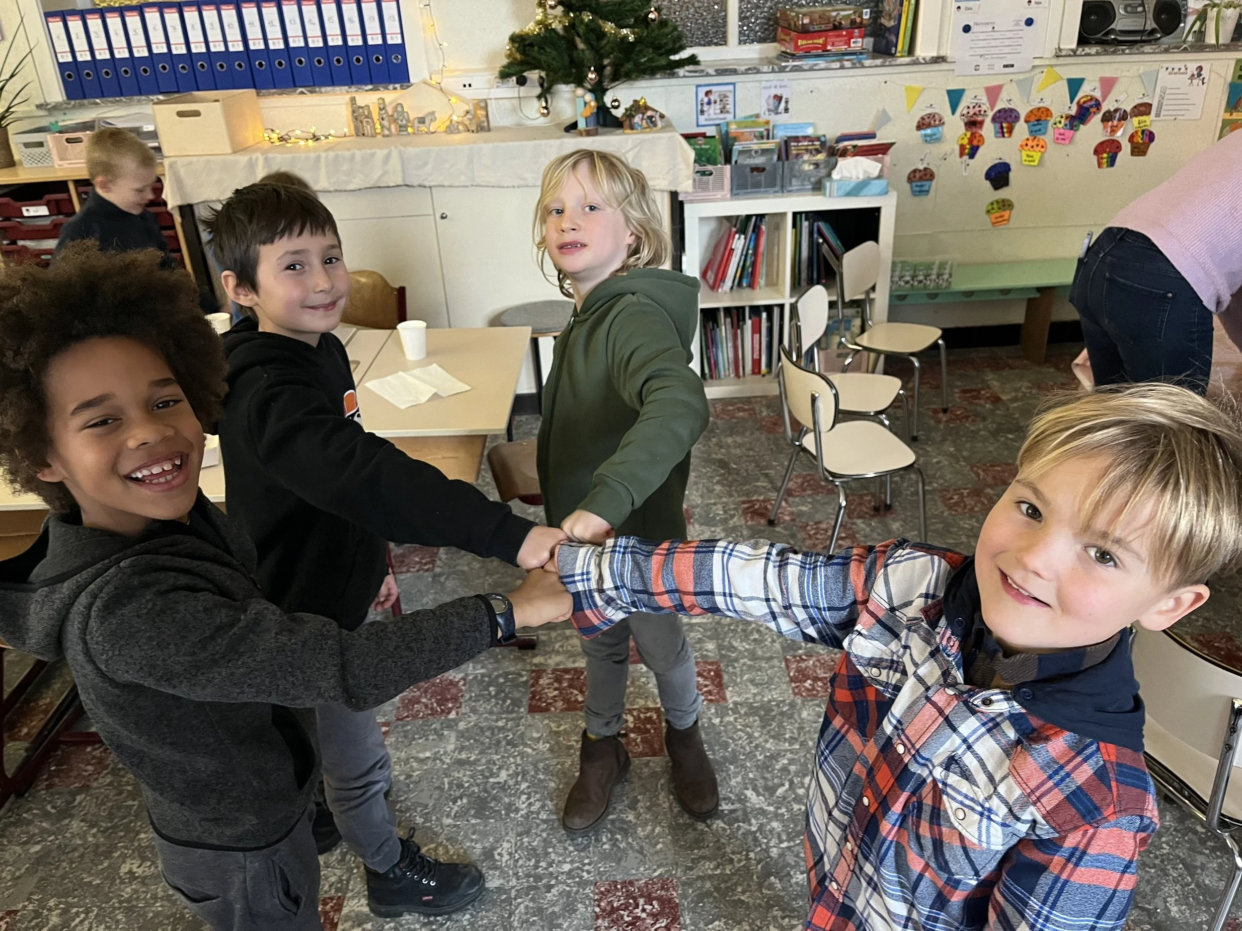 2A viert feest met Berat.