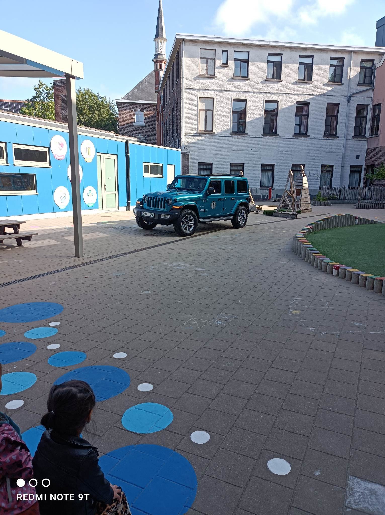 Garagist Steve op bezoek met zijn jeep