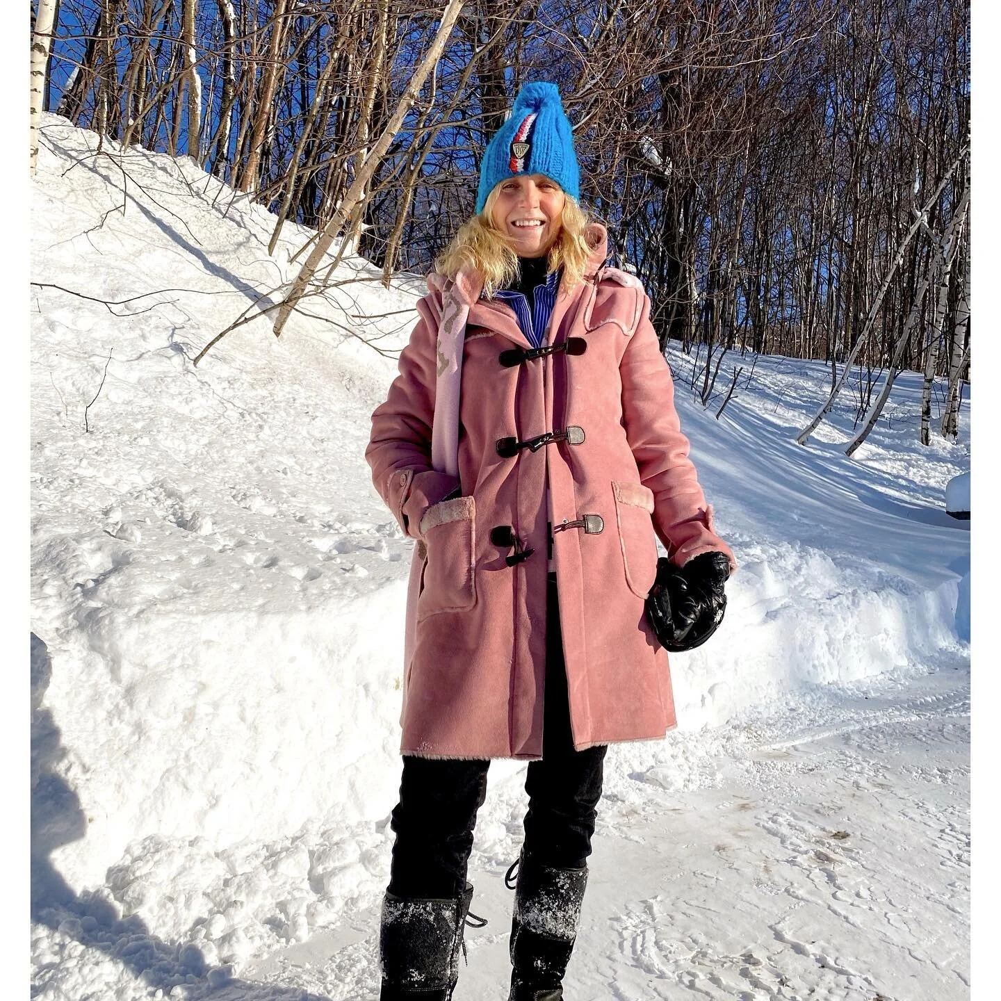 Happy Wednesday! ☀️☀️☀️

Je partage cette photo sur laquelle je porte fi&egrave;rement du seconde main &agrave; 100% sauf pour mes bottes et mes mitaines. J&rsquo;ai d&eacute;nich&eacute; ce manteau dans un sous-sol d&rsquo;&eacute;glise, ma chemise &agrave; la vente du @lechainon_mtl et mes yoga jeans &agrave; l&rsquo;atelier de r&eacute;cup @latelierderecup . Moi qui ai toujours aim&eacute; la mode, cela me rend heureuse de partager cette passion tout en prot&eacute;geant la plan&egrave;te. 🌎

 Sharing this photo on which I proudly wear 100% second hand clothes except for my boots and ski mittens that I bought ages ago. I found this coat in a church basement sale, my shirt from the @lechainon_mtl sale and my yoga jeans at the @latelierderecup thrift shop. I&rsquo;ve always loved fashion, and it makes me very happy to share this passion while protecting the planet. 🌎👏

 

&ldquo;You are not happy because you are well. You are well because you are happy. You are not depressed becaus