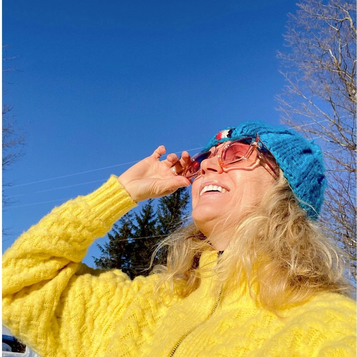 Happy Saturday! ⭐️💛☀️

Quand j&rsquo;ai appris que le jaune lumineux allait être la couleur @pantone de l&rsquo;année, j&rsquo;étais bien heureuse. 

J&rsquo;adore cette couleur vibrante qui ne manque jamais de me mettre de bonne humeur. Aussi, elle représente l&rsquo;espoir et un sentiment de joie.  Finalement, elle illumine nos zones d&rsquo;ombre où la lumière ne rentre pas toujours et où nous avons créé des blocages.  Je considère que mon plus grand accomplissement est de sortir de l&rsquo;ombre pour partager mes dons de guérison et d&rsquo;activation. Pendant longtemps, j&rsquo;ai eu peur de m&rsquo;afficher comme tel et aujourd&rsquo;hui je prends plaisir à activer les âmes qui sont prêtes pour enfin s&rsquo;aligner avec leur mission de vie. Être soi-même, c&rsquo;est merveilleux. 
 

Si vous vous sentez perdu(e) en ce moment, je suis là pour vous. Je suis passée par là. Je peux vous aider. Laissez moi vous guider vers une vie lumineuse et remplie de splendeur