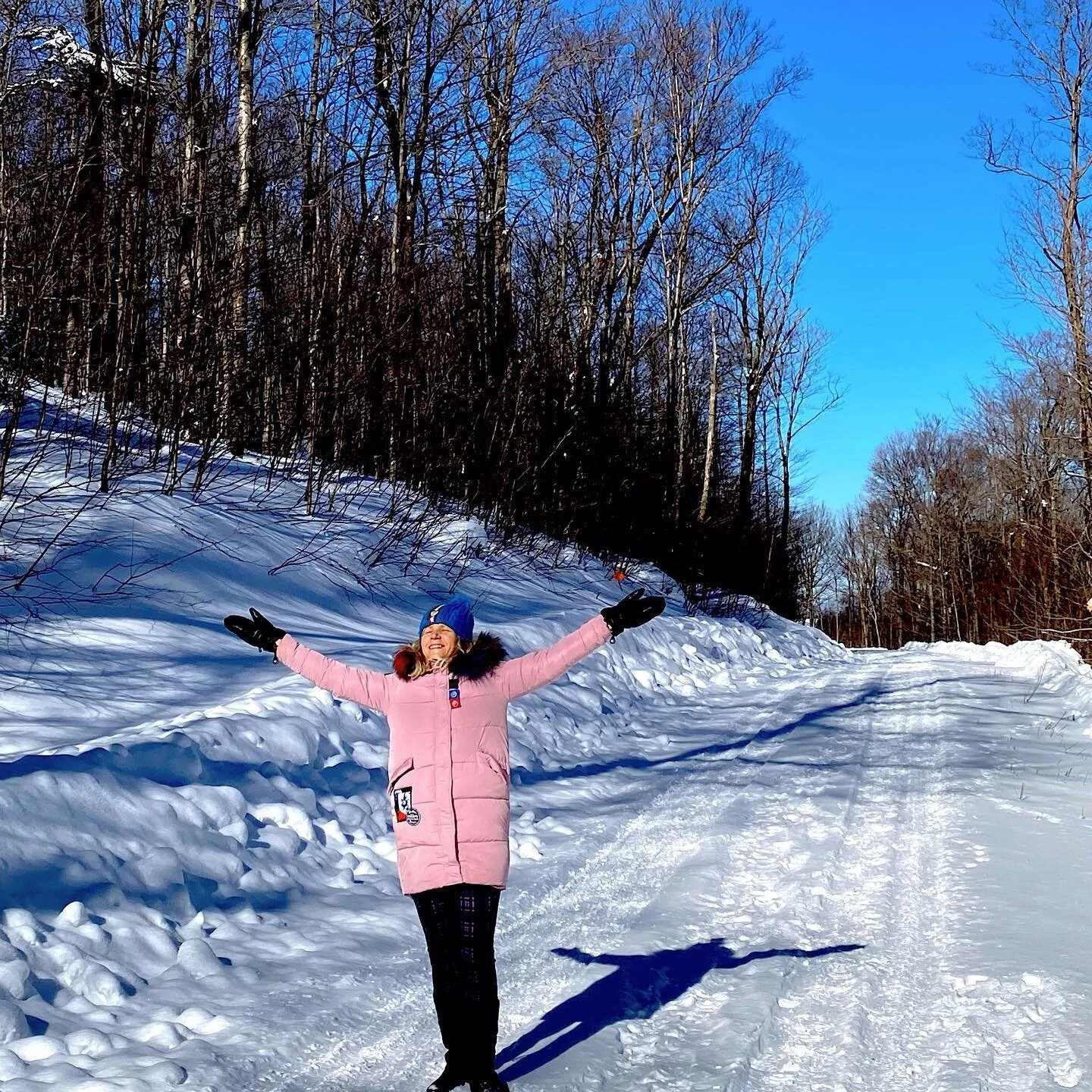 Happy Tuesday! Joyeux Mardi! ⭐️💖

Une des plus belles le&ccedil;ons de vie sur mon chemin de l&rsquo;&eacute;veil c&rsquo;est d&rsquo;apprendre que du chaos na&icirc;t les opportunit&eacute;s. 

Toute circonstance n&eacute;gative repr&eacute;sente une opportunit&eacute; de pivoter vers des meilleurs choix, des meilleures solutions, et des conditions gagnantes. Vers la paix. La source et l&rsquo;univers souhaitent TOUJOURS et incontestablement notre bien. Alors si vous perdez une relation, un emploi , votre sant&eacute;, un contrat etc. c&rsquo;est  parce qu&rsquo;il existe une le&ccedil;on et que vous trouverez mieux. C&rsquo;est immanquable. Votre trouverez une situation qui vous conviendra davantage et qui est pleinement align&eacute;e avec votre &ecirc;tre et votre essence. 💖

Il faut regarder au-del&agrave; de nos malheurs et savoir que nous ne sommes pas des victimes, bien au contraire. Nous sommes de puissants co-cr&eacute;ateurs de notre destin&eacute;e. Soyez doux et bienveil